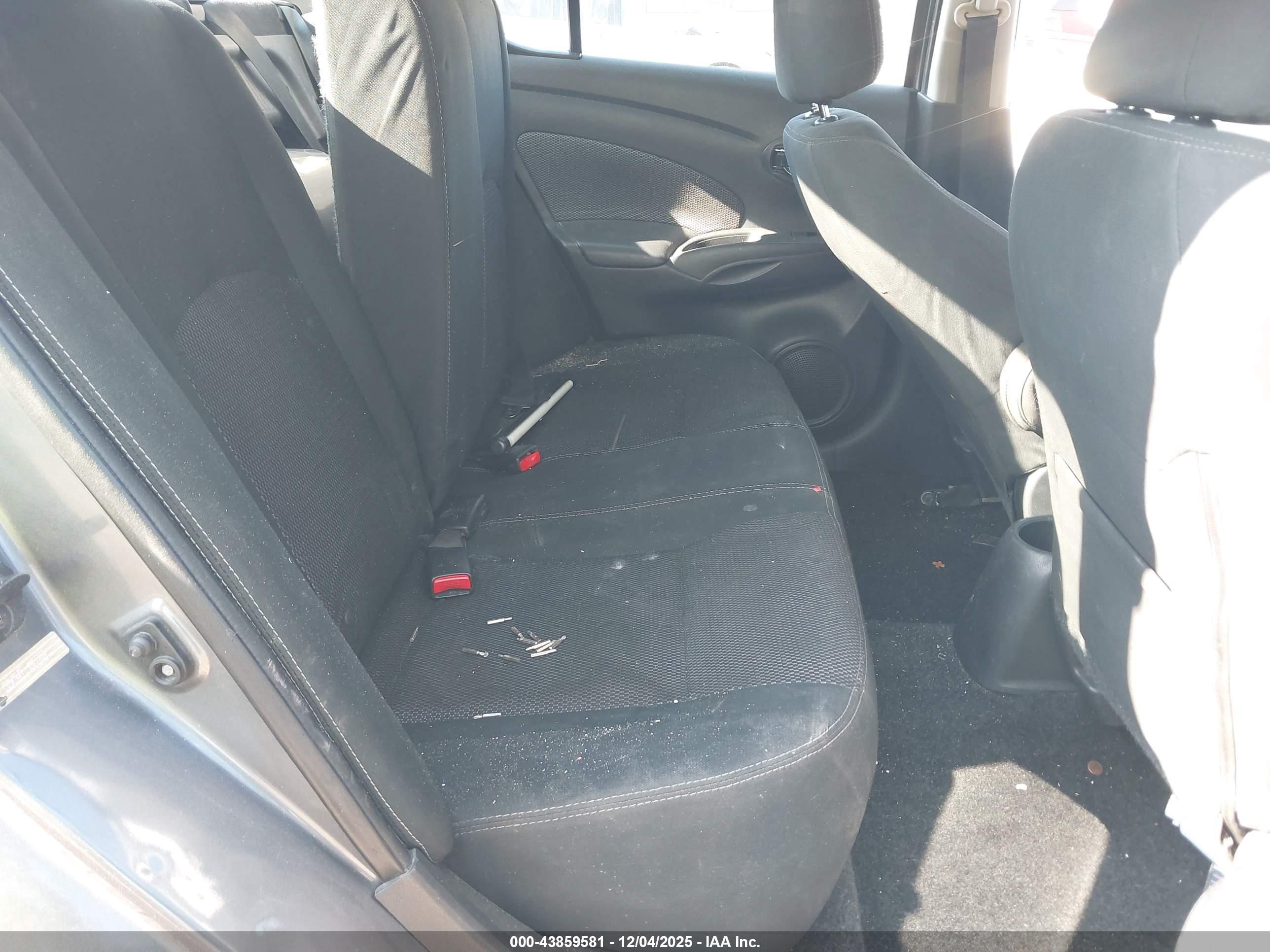 NISSAN VERSA image 8