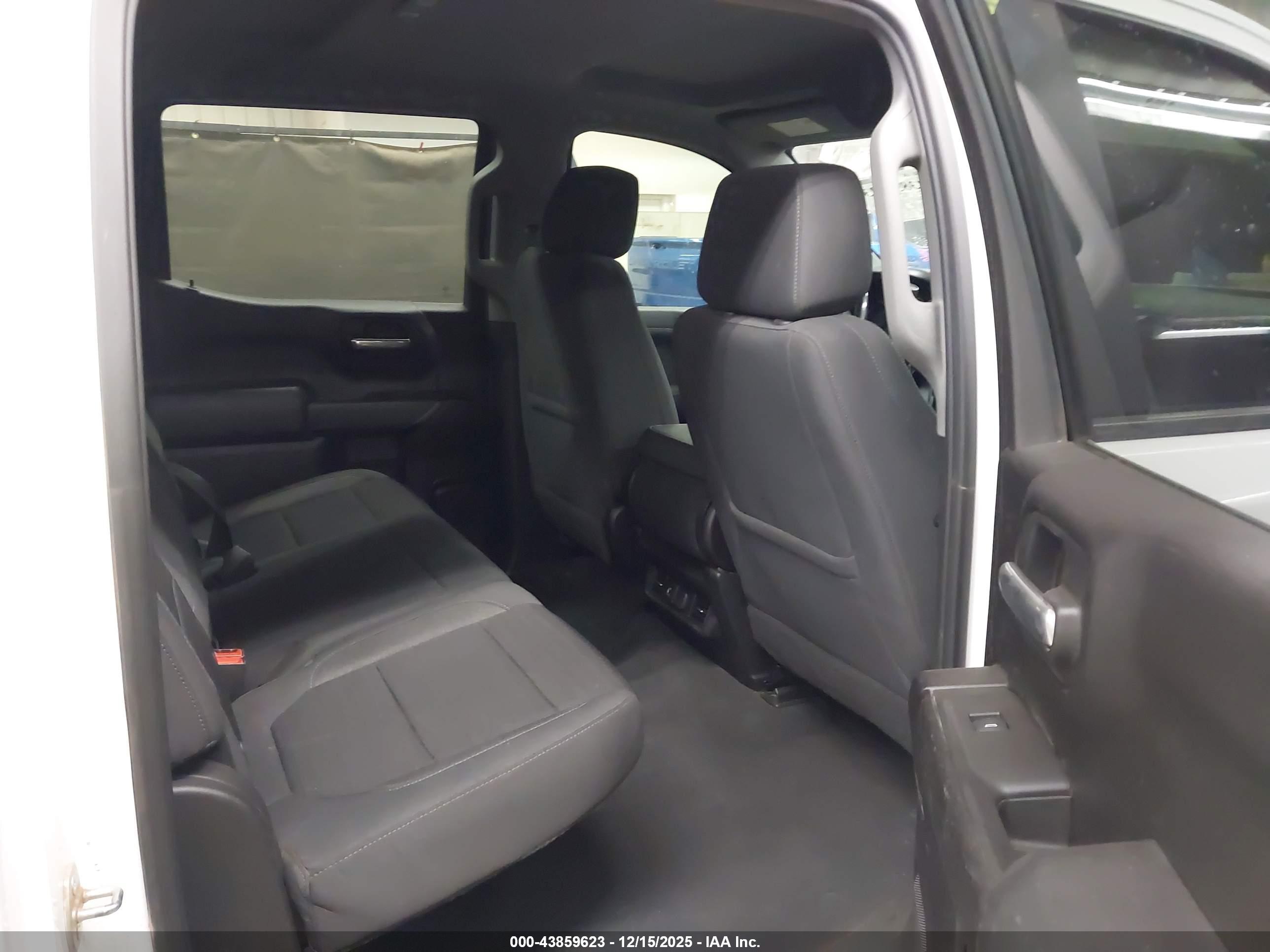 CHEVROLET SILVERADO image 8