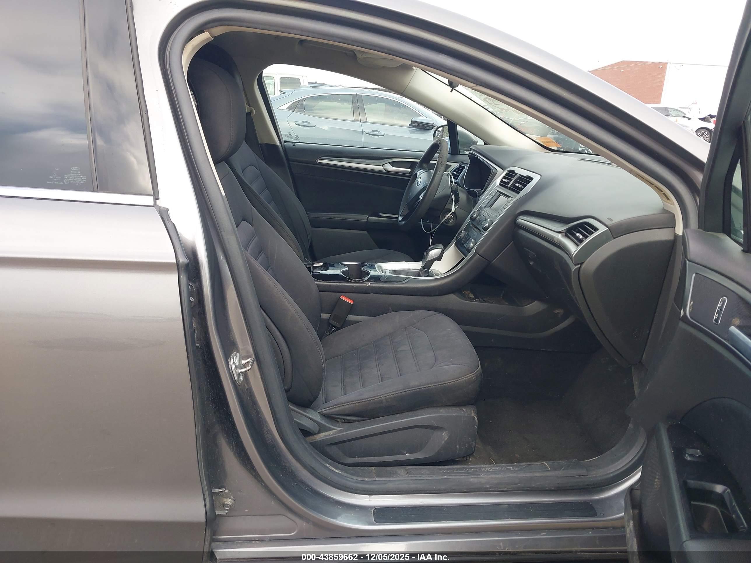 FORD FUSION image 5