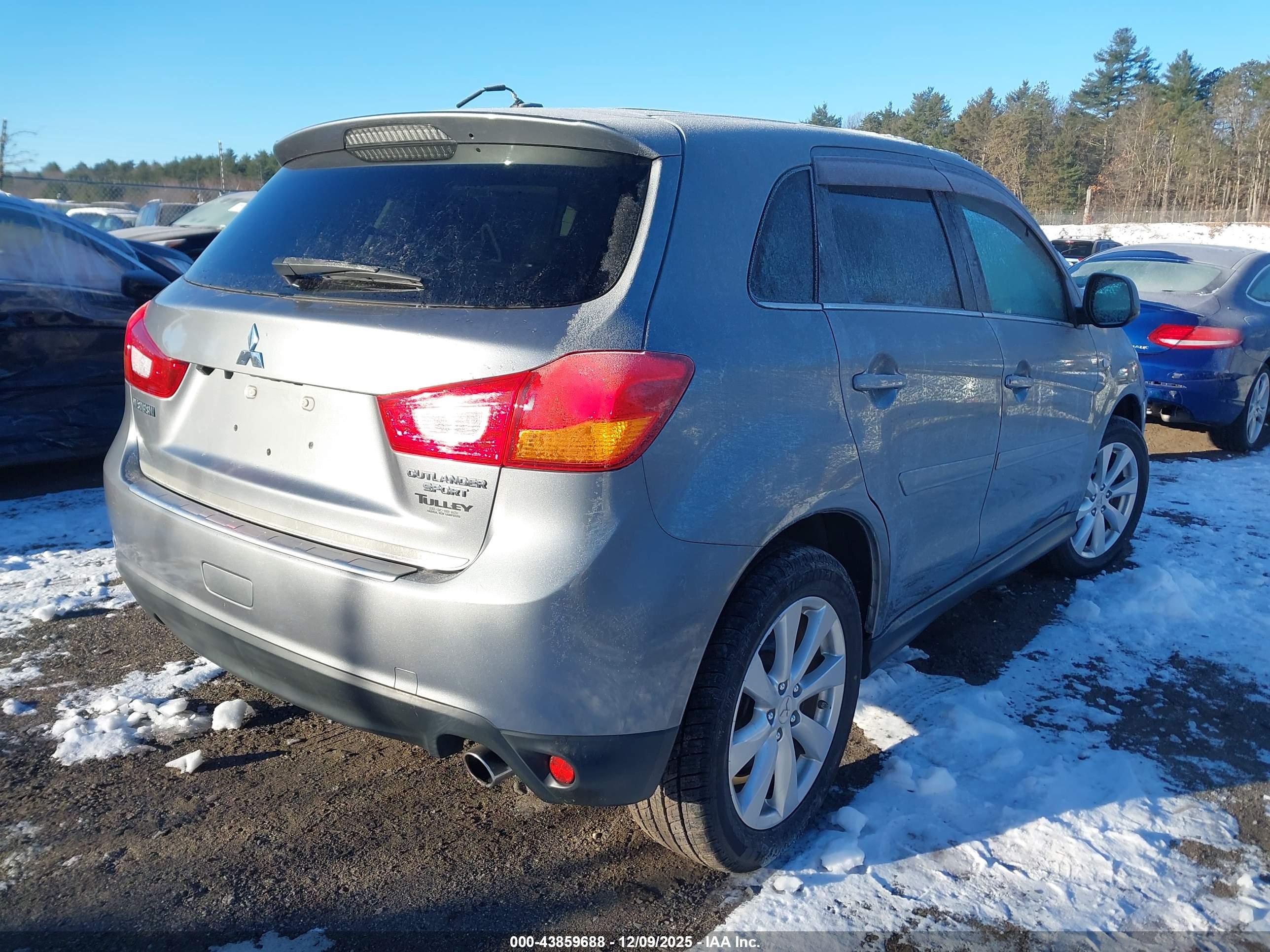 MITSUBISHI OUTLANDER image 4