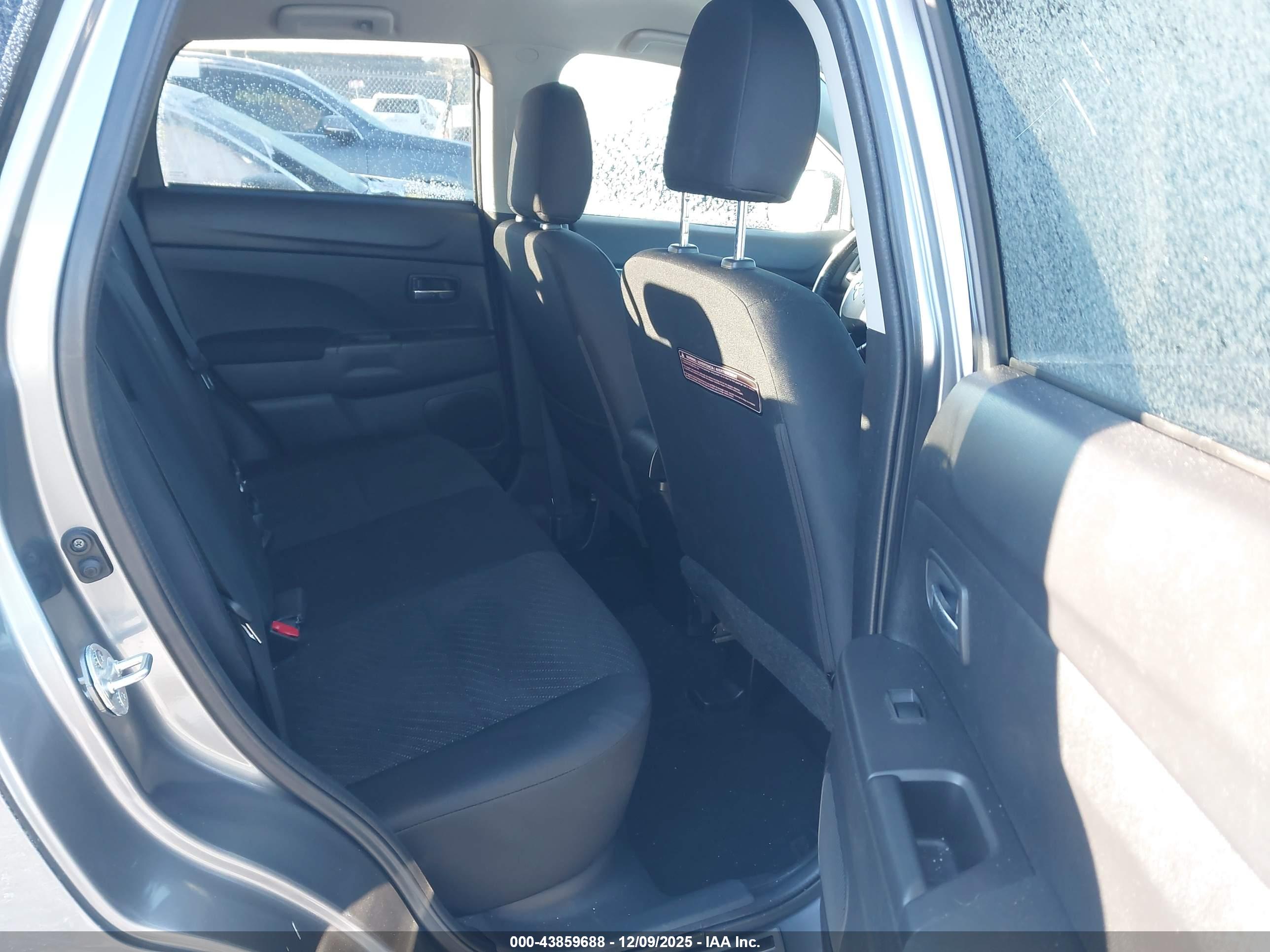 MITSUBISHI OUTLANDER image 8