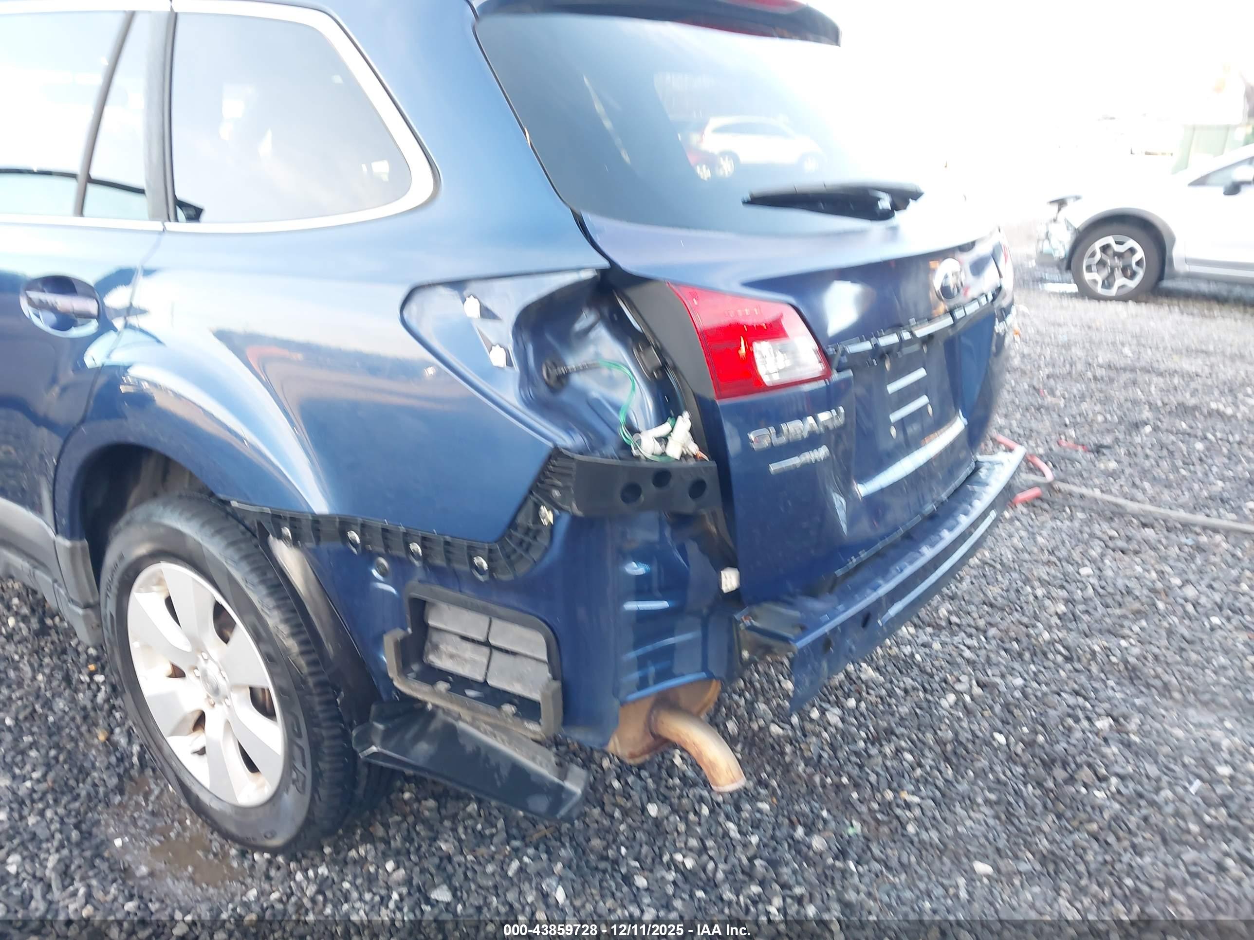 SUBARU OUTBACK image 6
