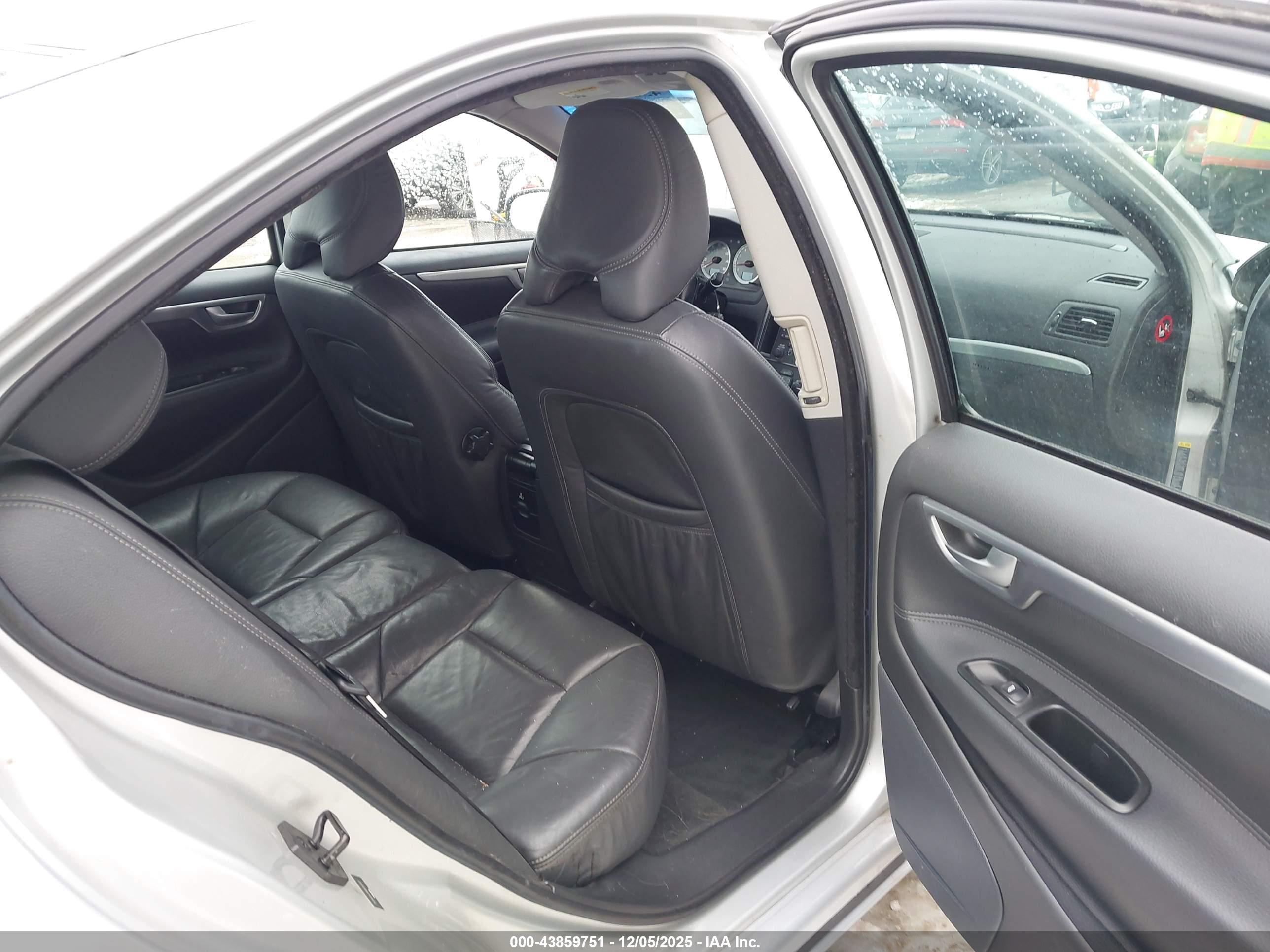 VOLVO S60 image 8