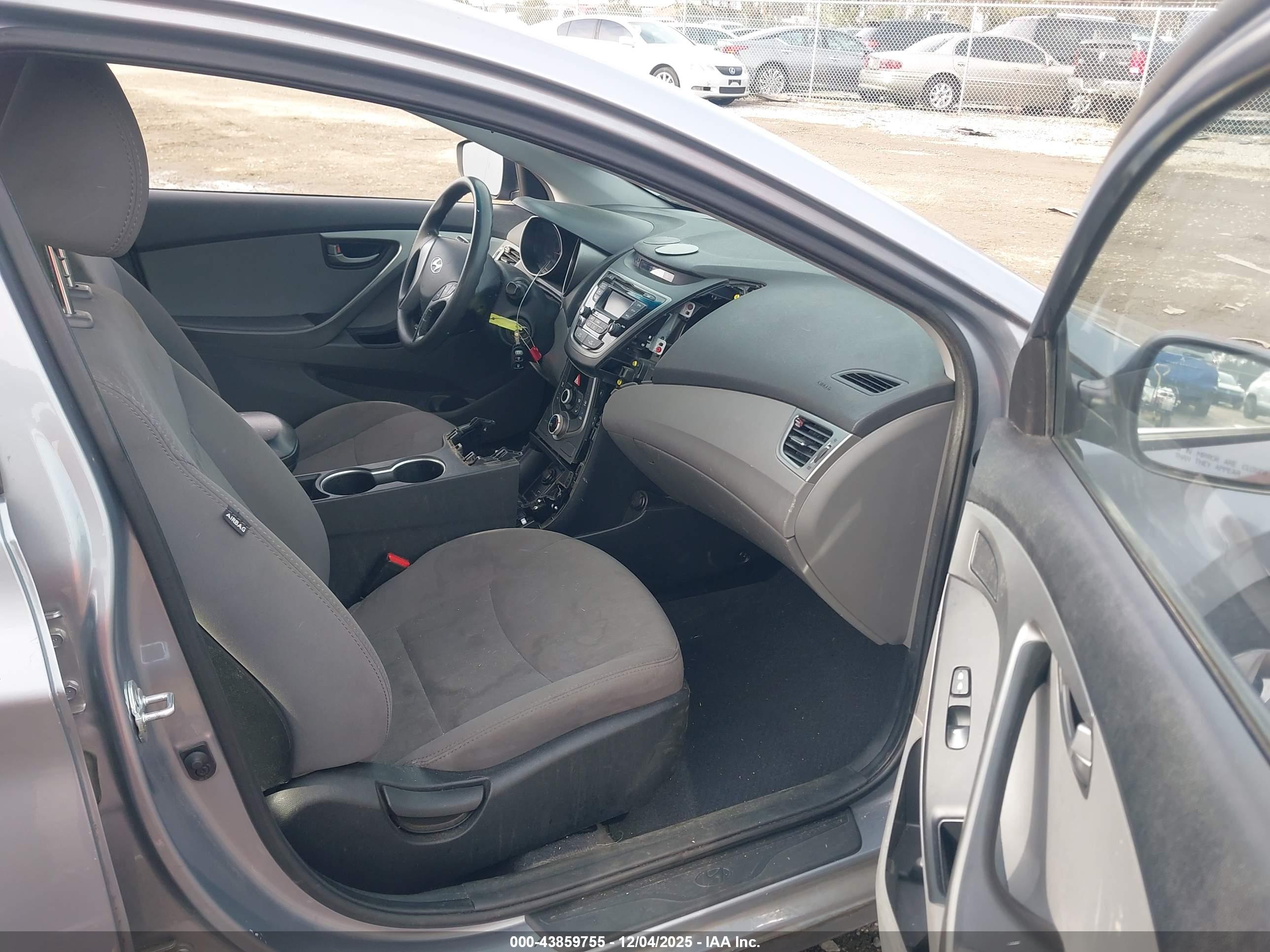 HYUNDAI ELANTRA image 5