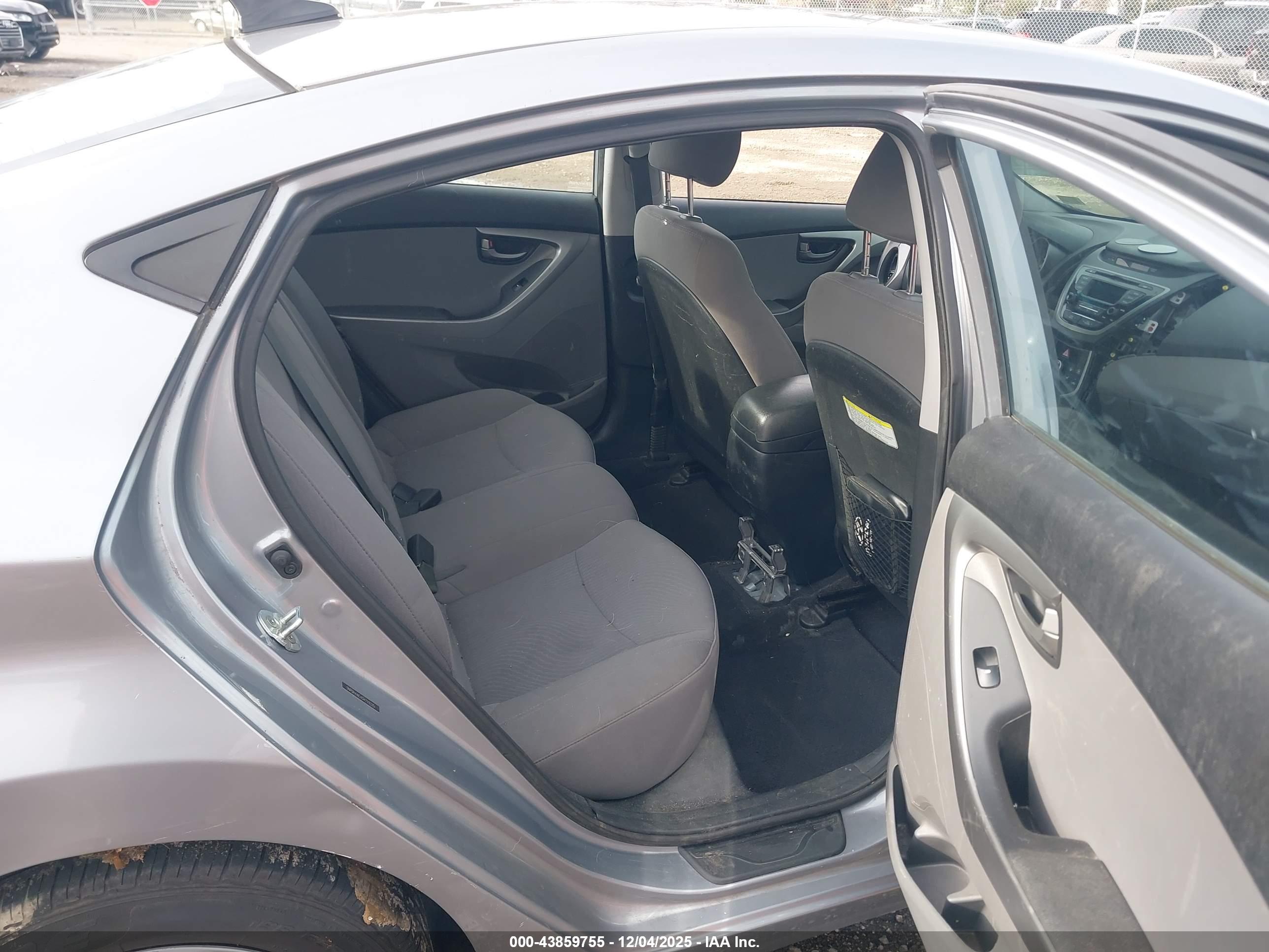 HYUNDAI ELANTRA image 8