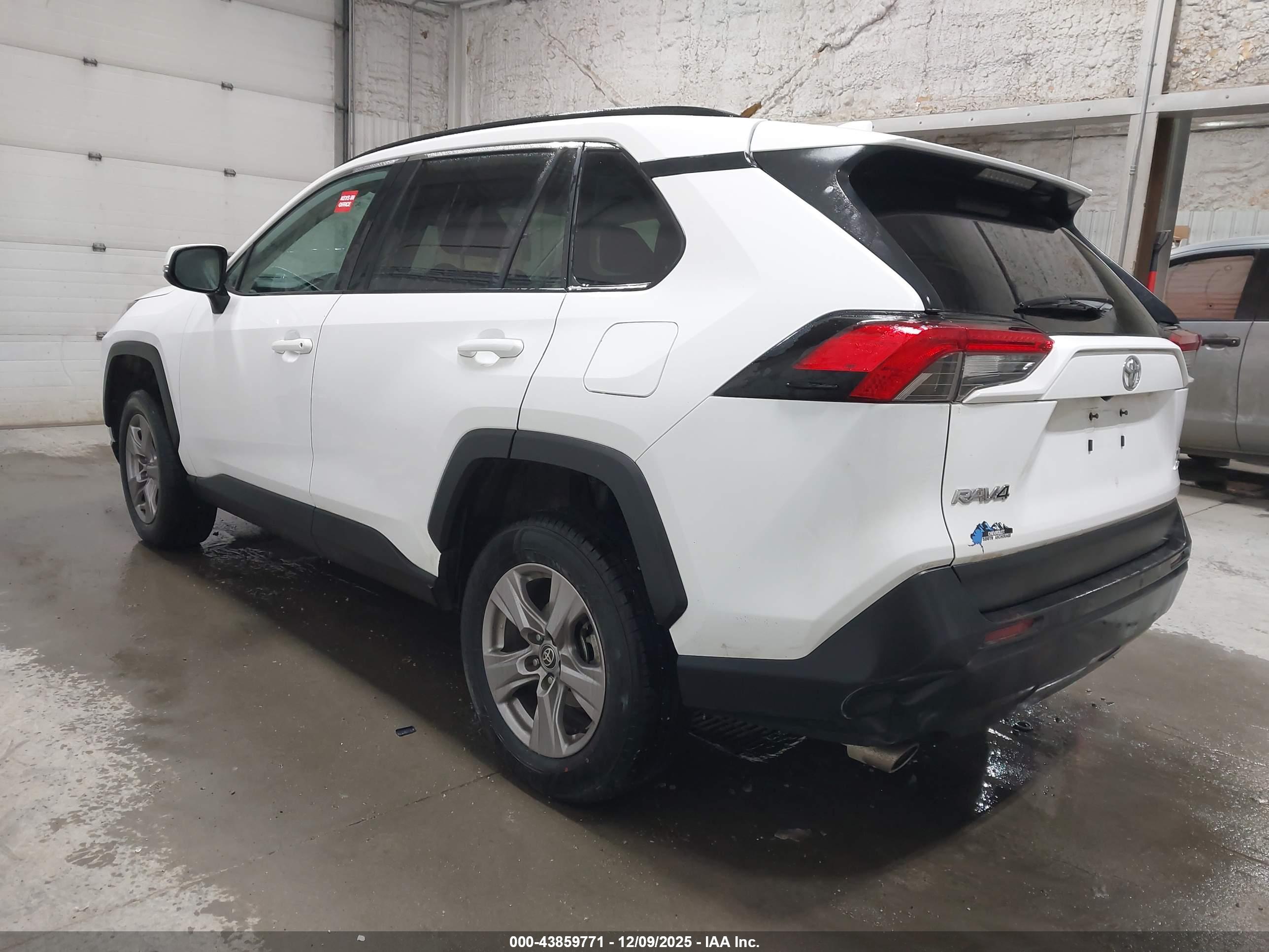 TOYOTA RAV4 image 3
