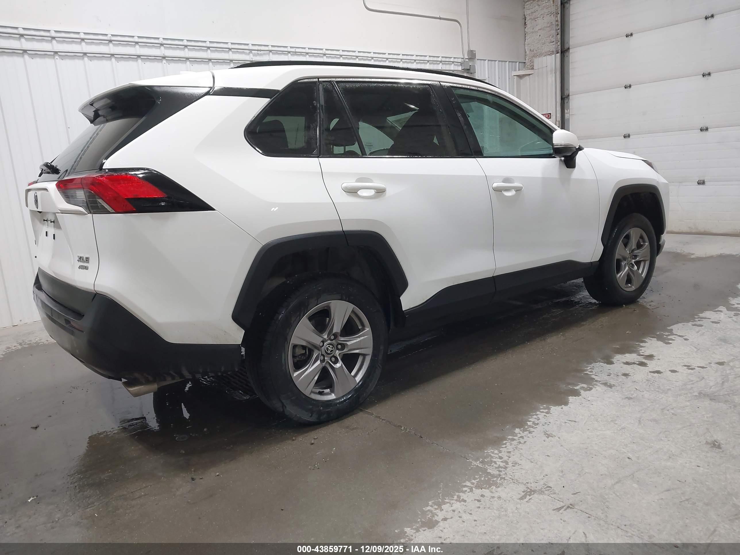 TOYOTA RAV4 image 4