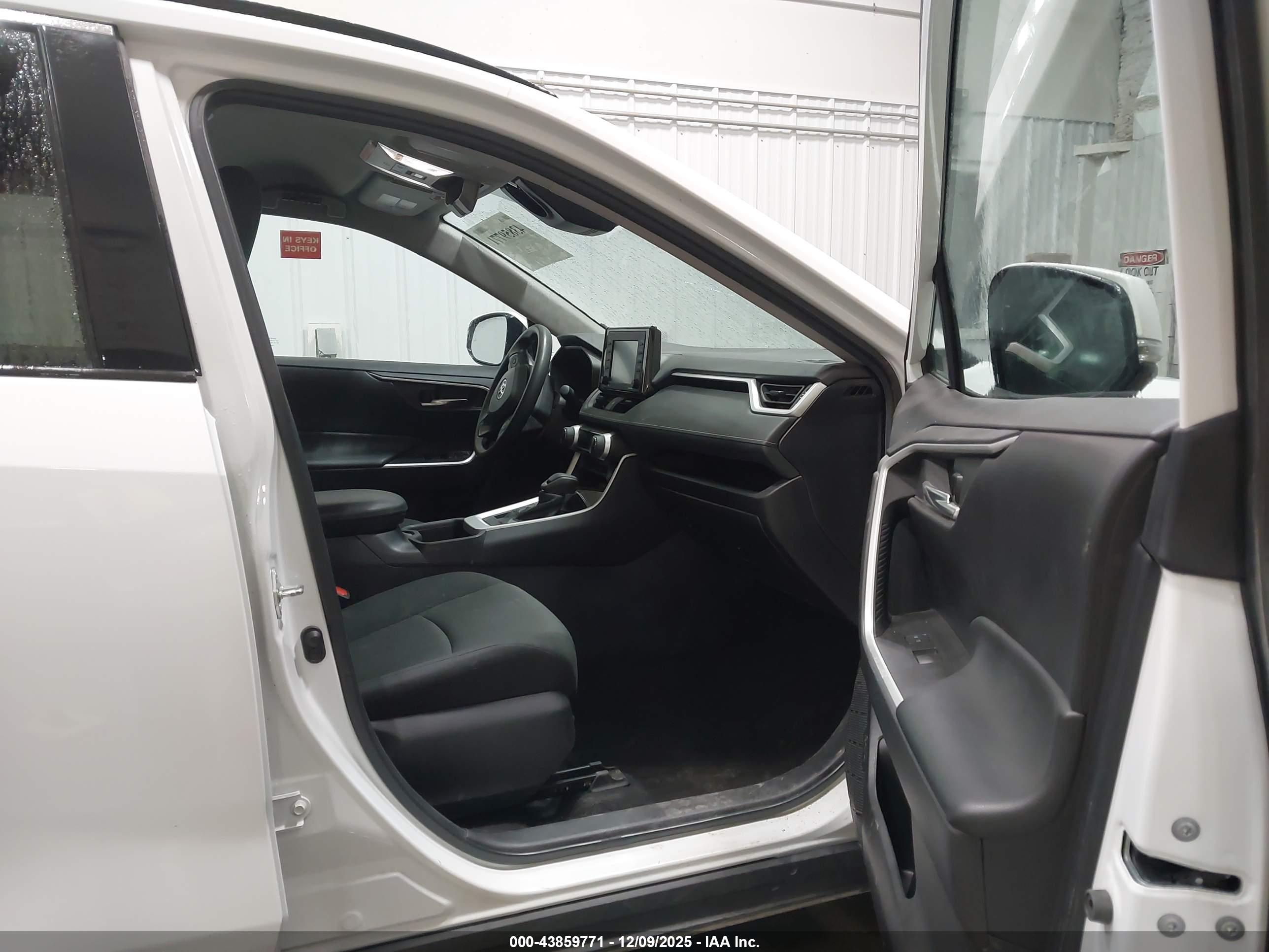 TOYOTA RAV4 image 5