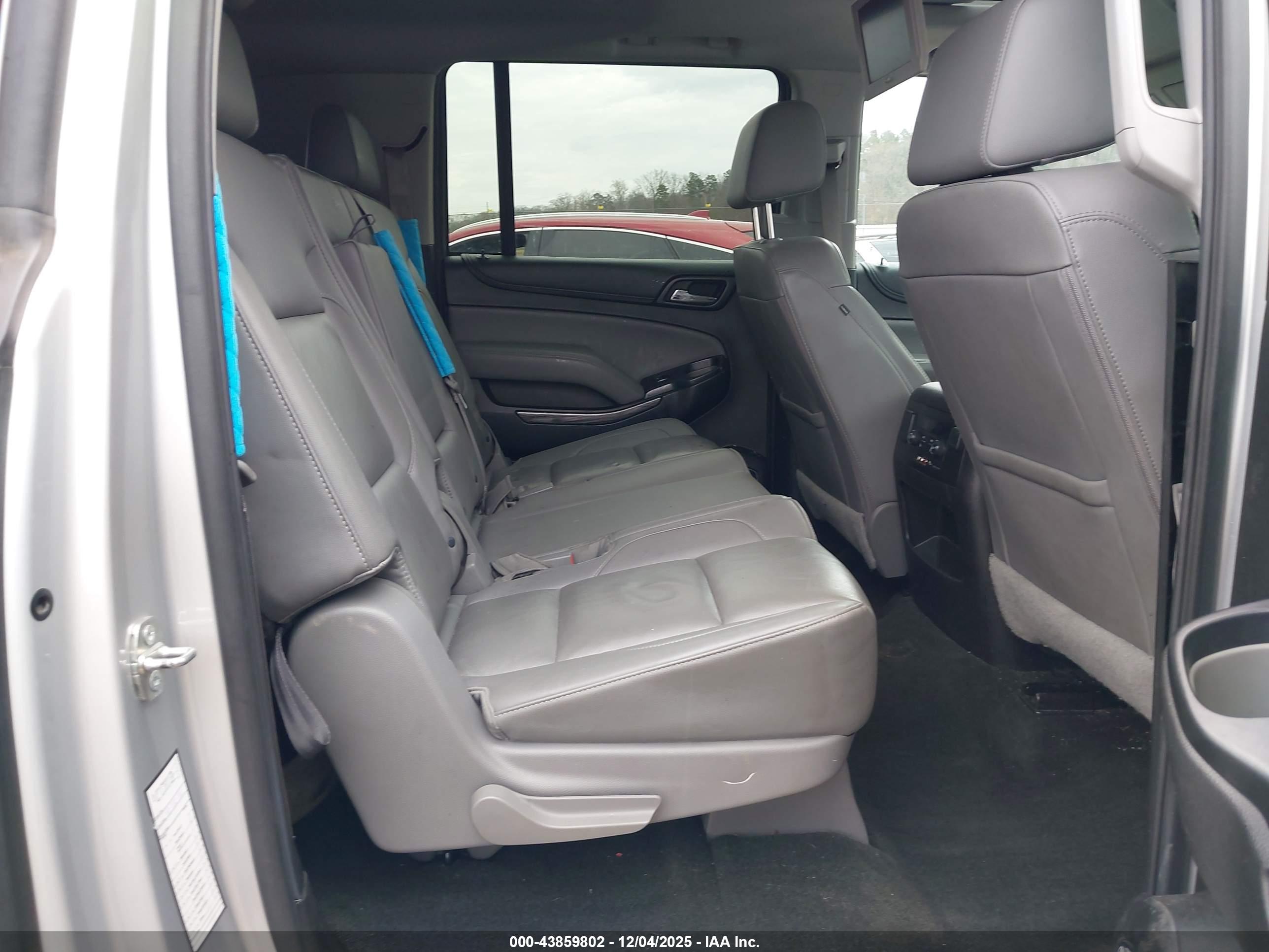 CHEVROLET SUBURBAN image 8