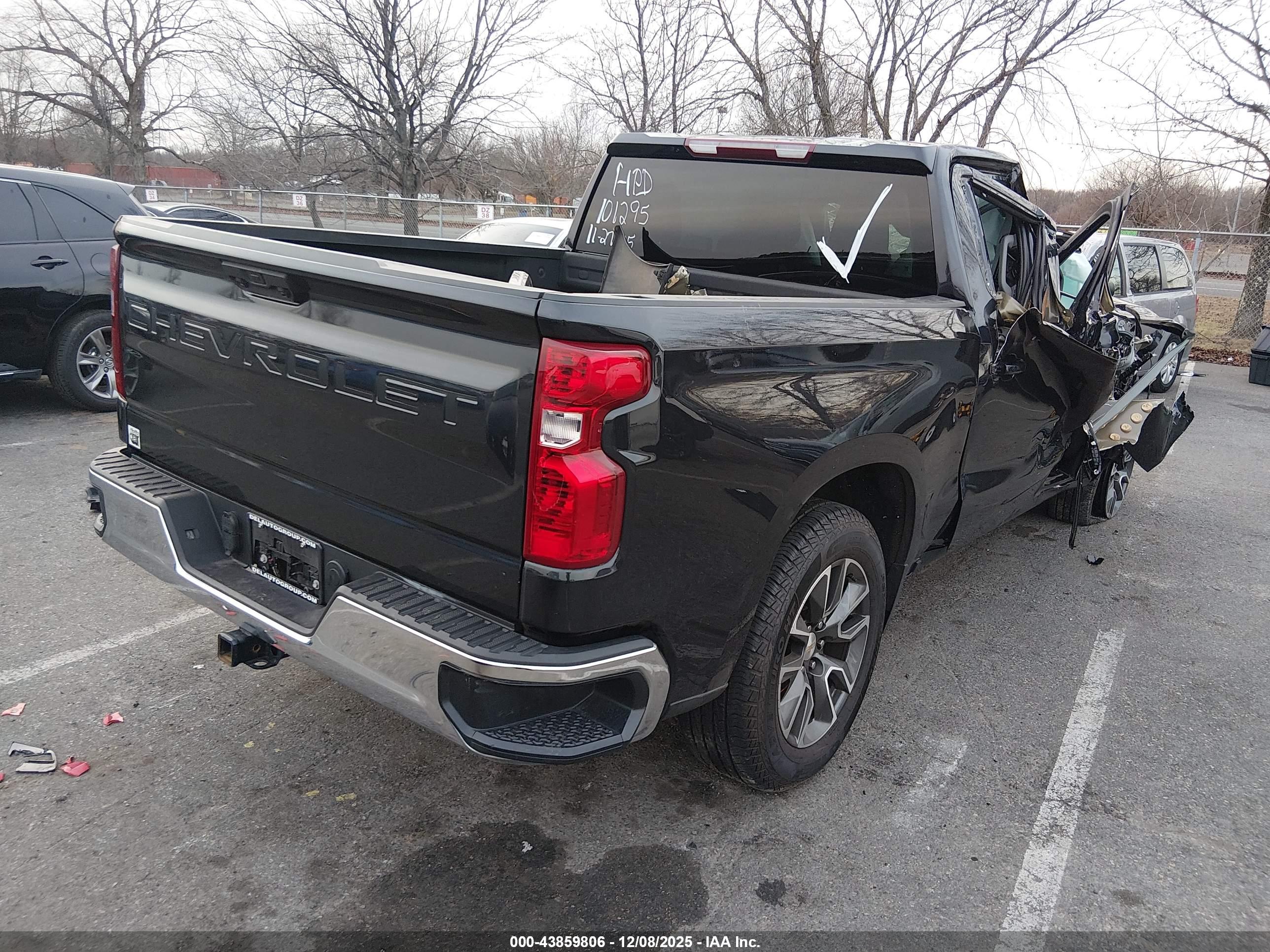CHEVROLET SILVERADO image 4