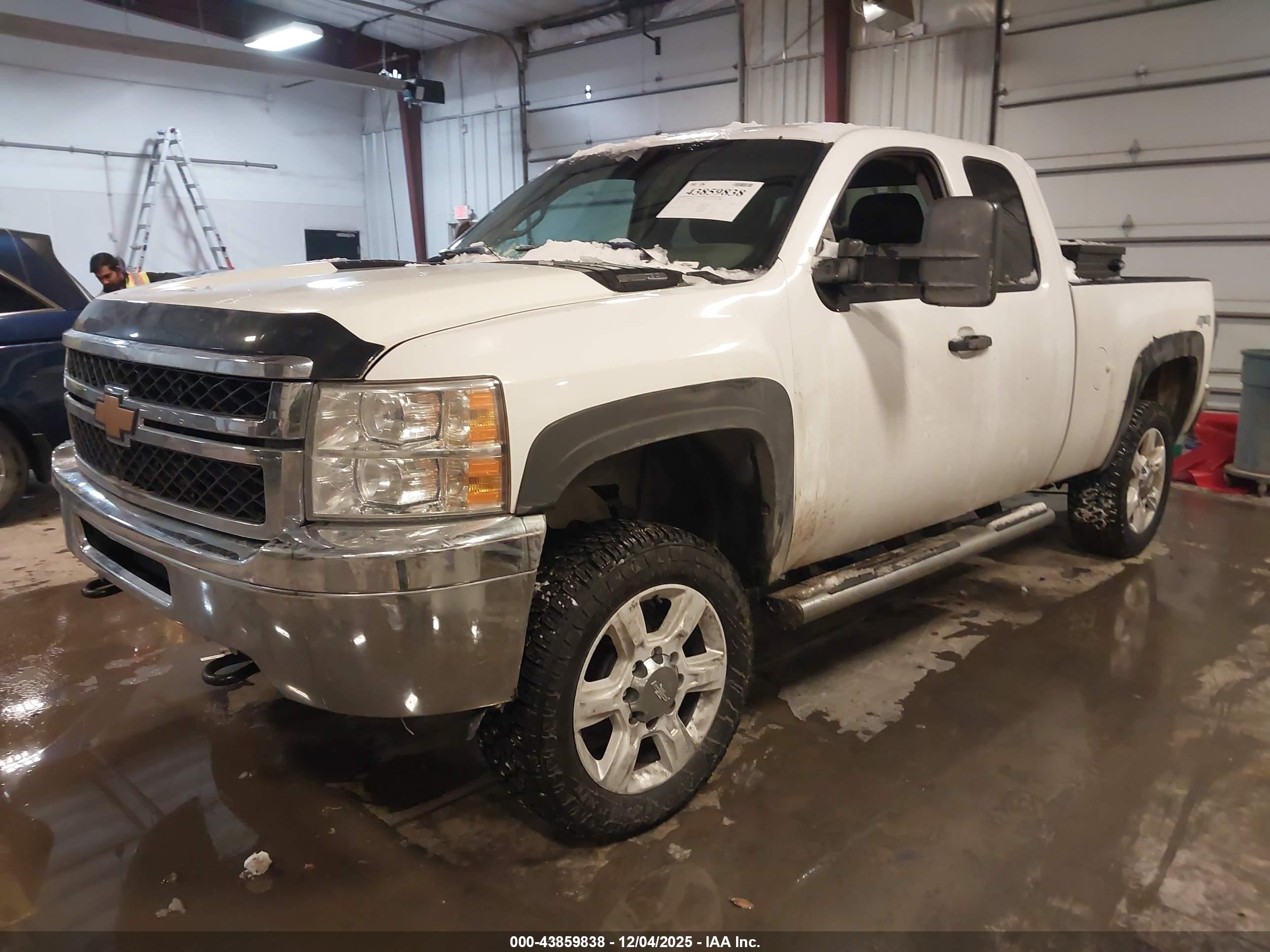 CHEVROLET SILVERADO image 2