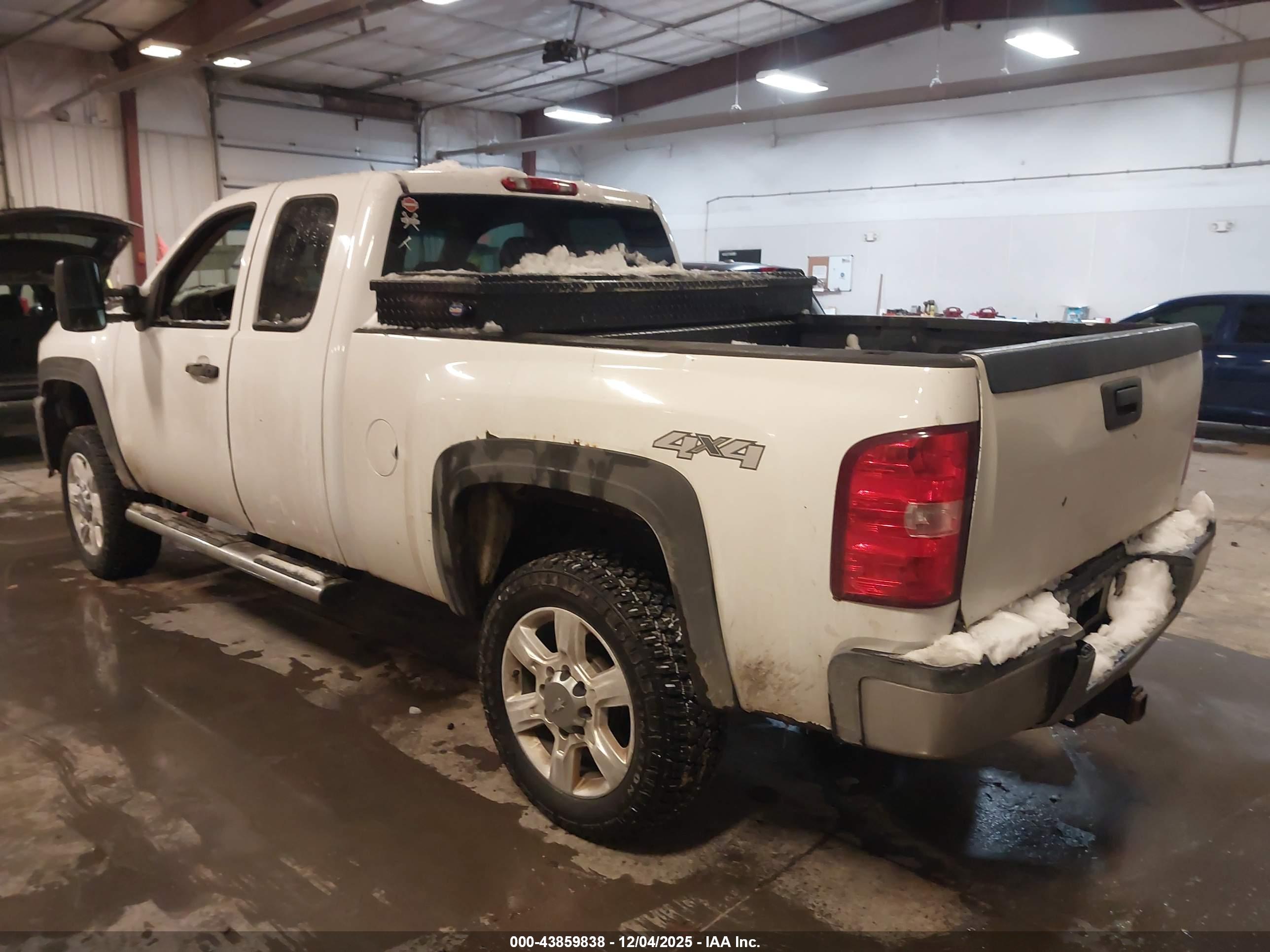 CHEVROLET SILVERADO image 3