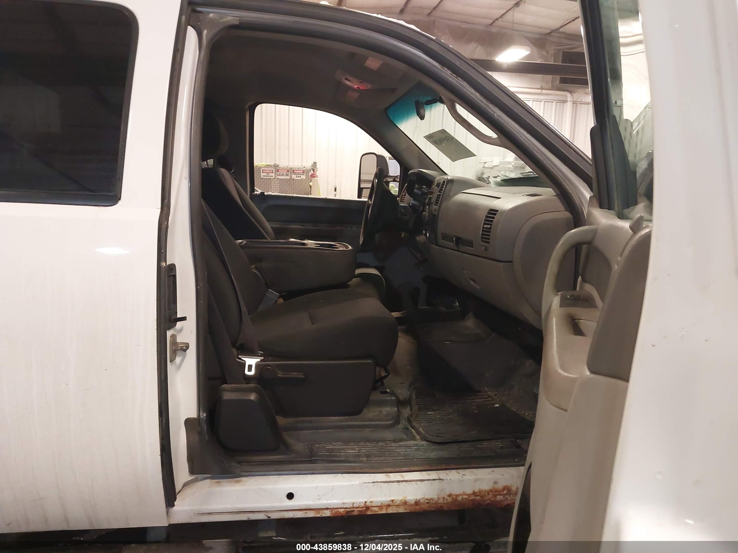 CHEVROLET SILVERADO image 5
