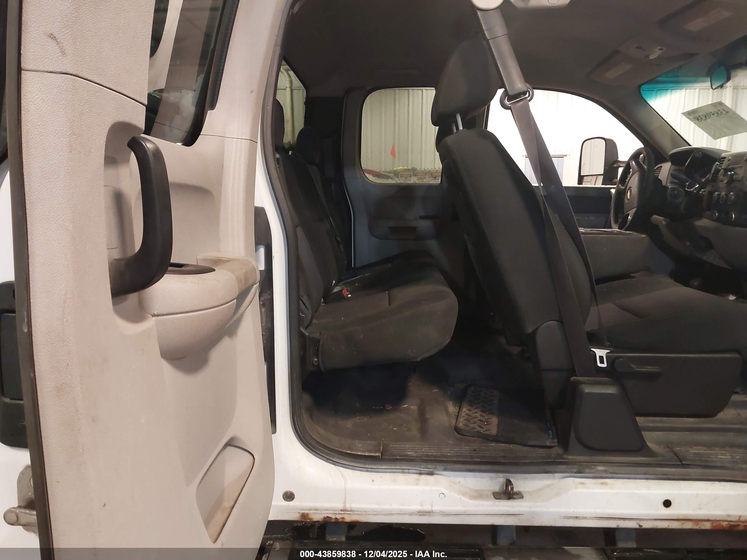 CHEVROLET SILVERADO image 8