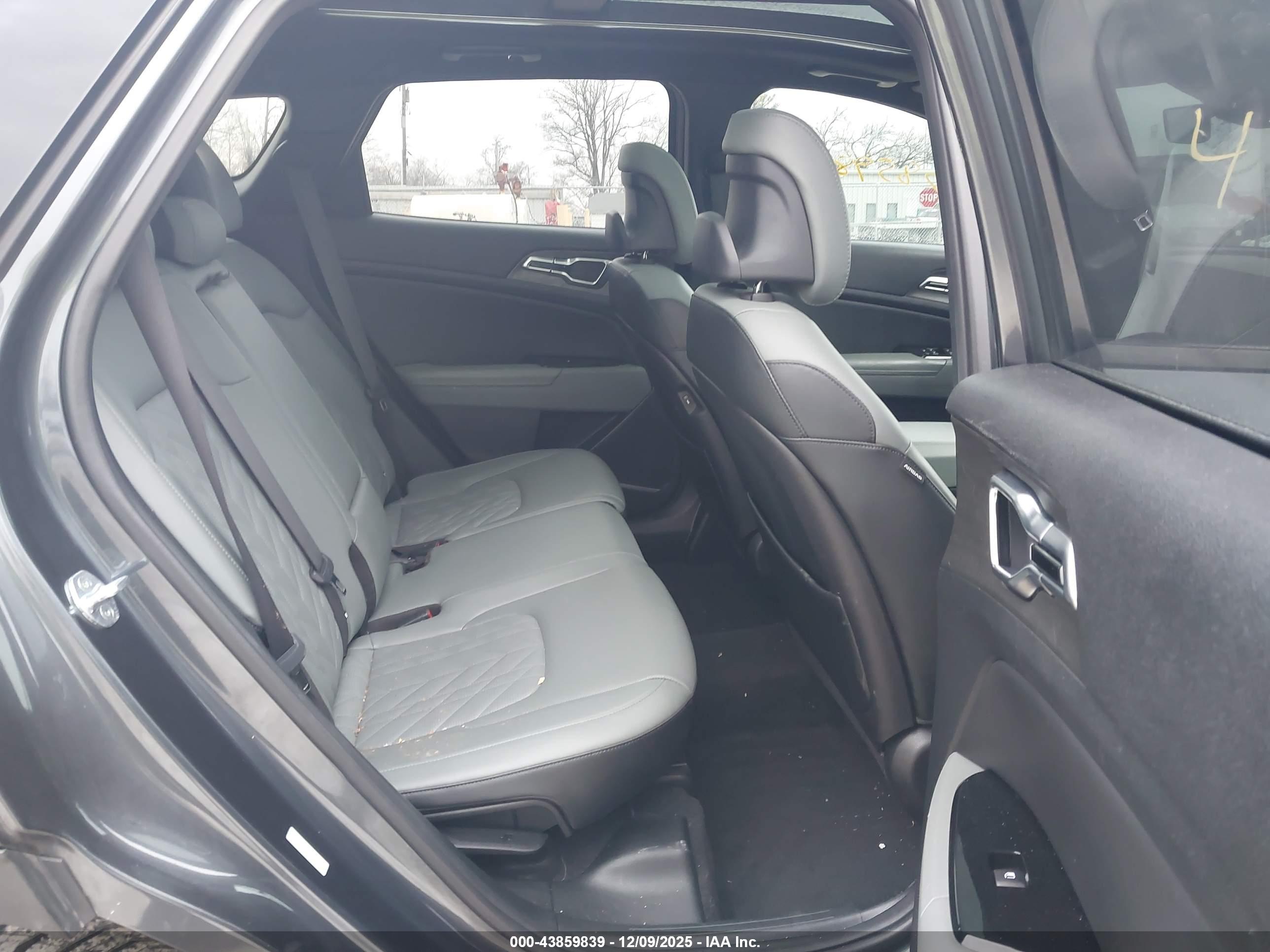 KIA SPORTAGE image 8