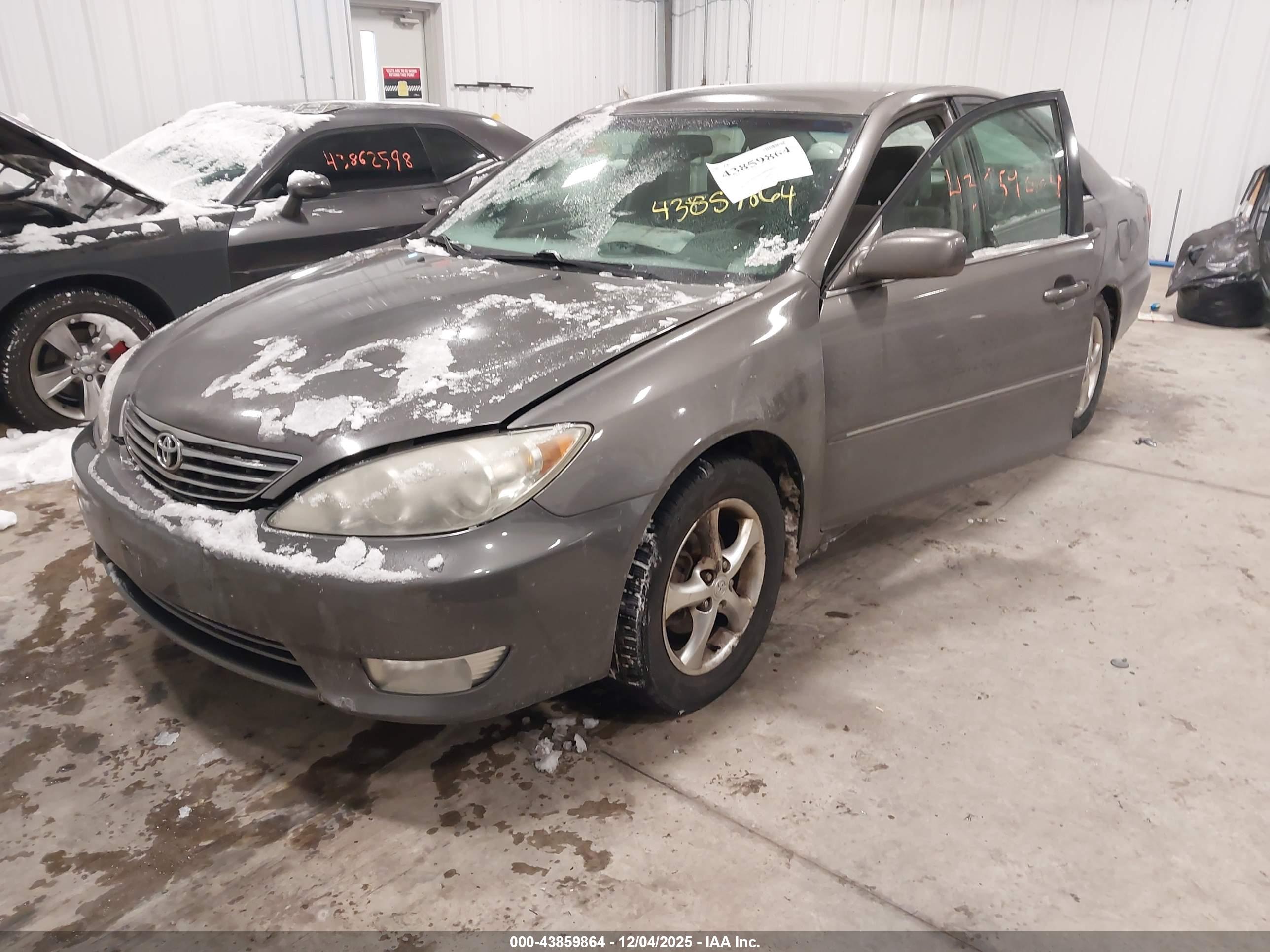 TOYOTA CAMRY image 2