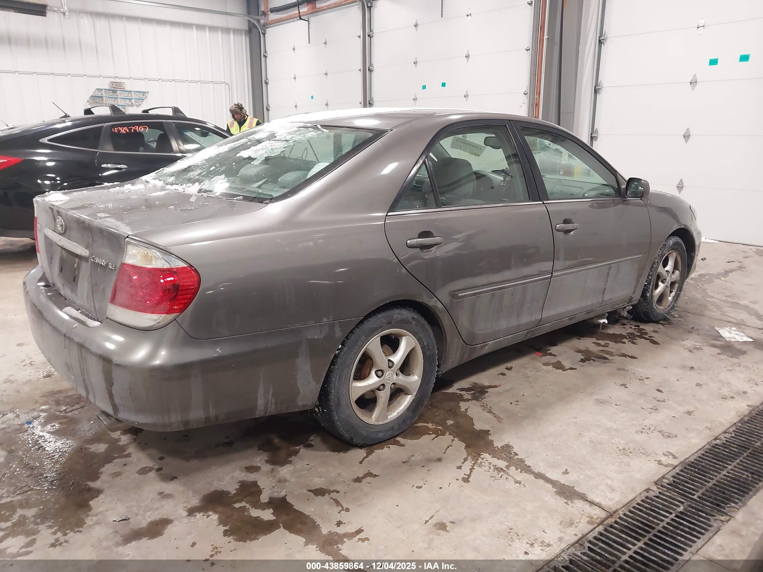 TOYOTA CAMRY image 4