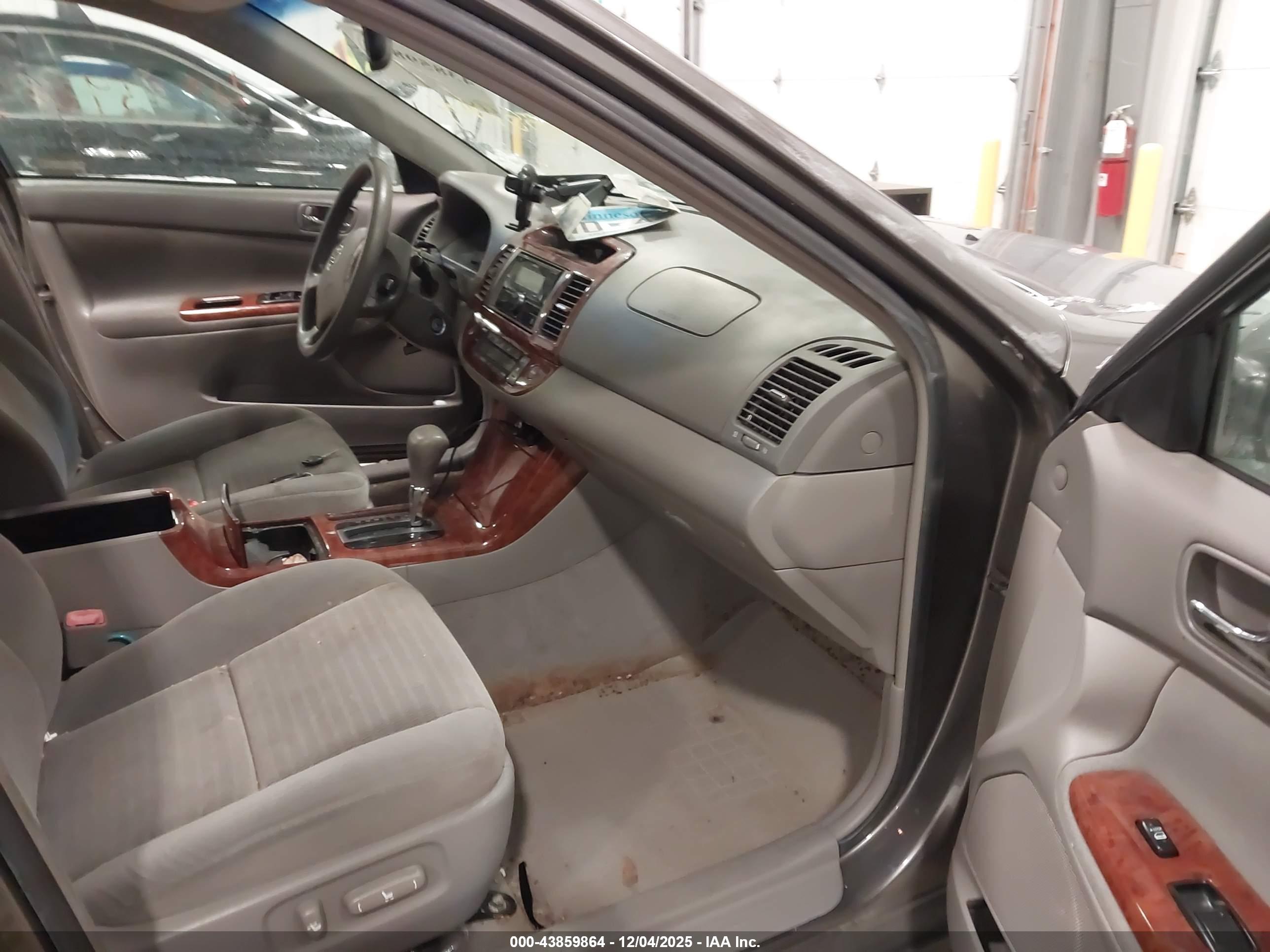 TOYOTA CAMRY image 5