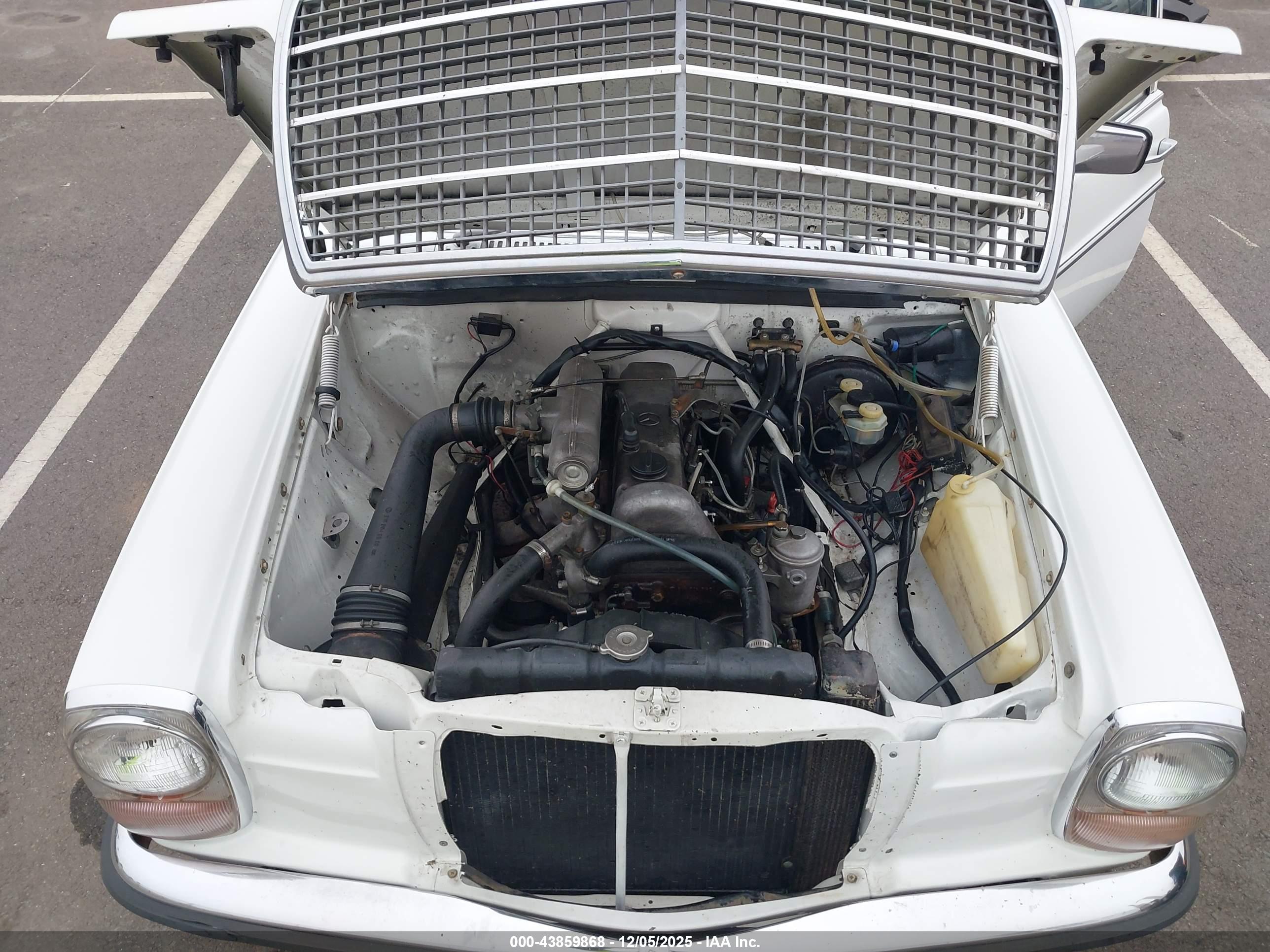 MERCEDES 240D image 10