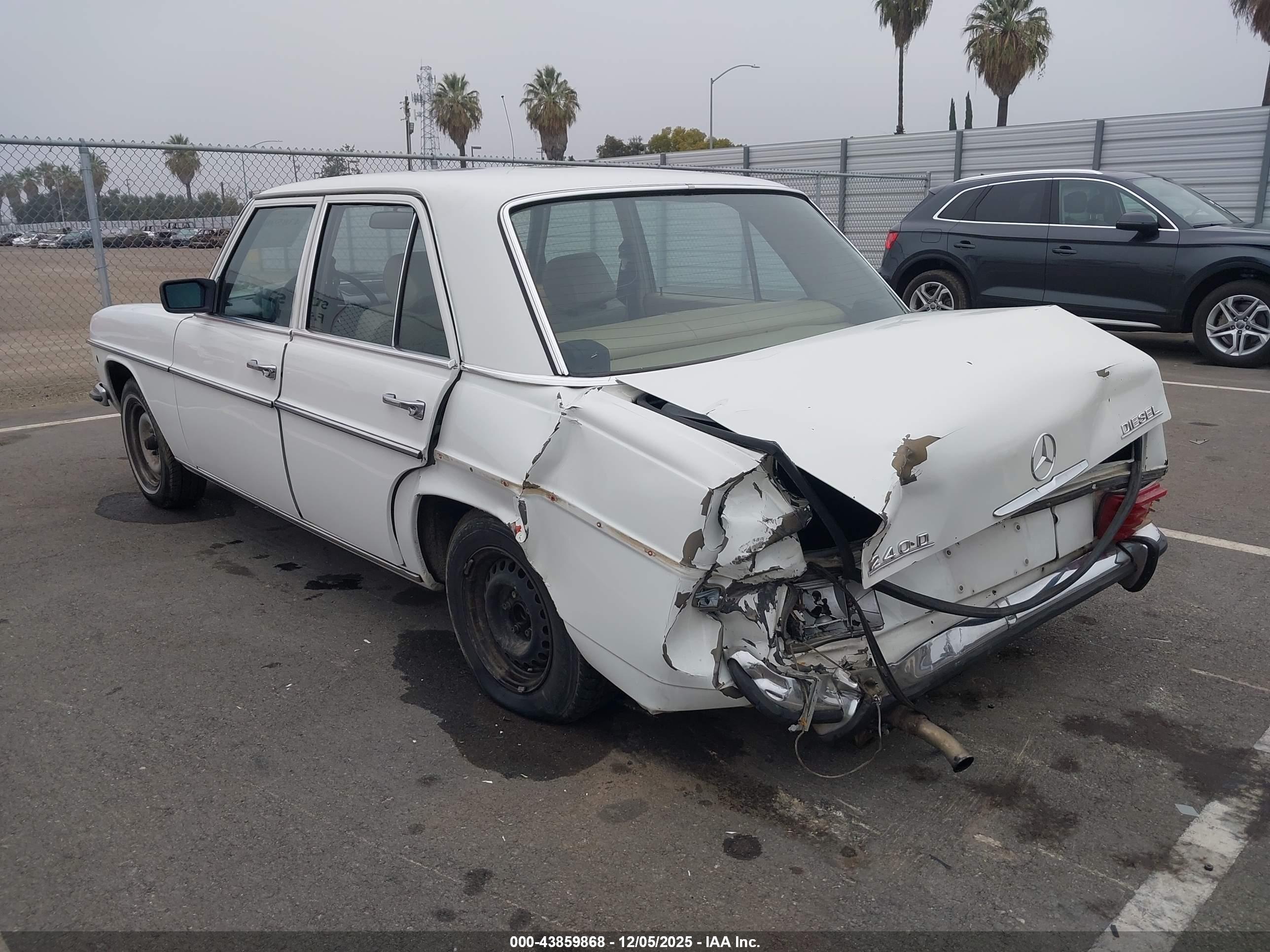 MERCEDES 240D image 3