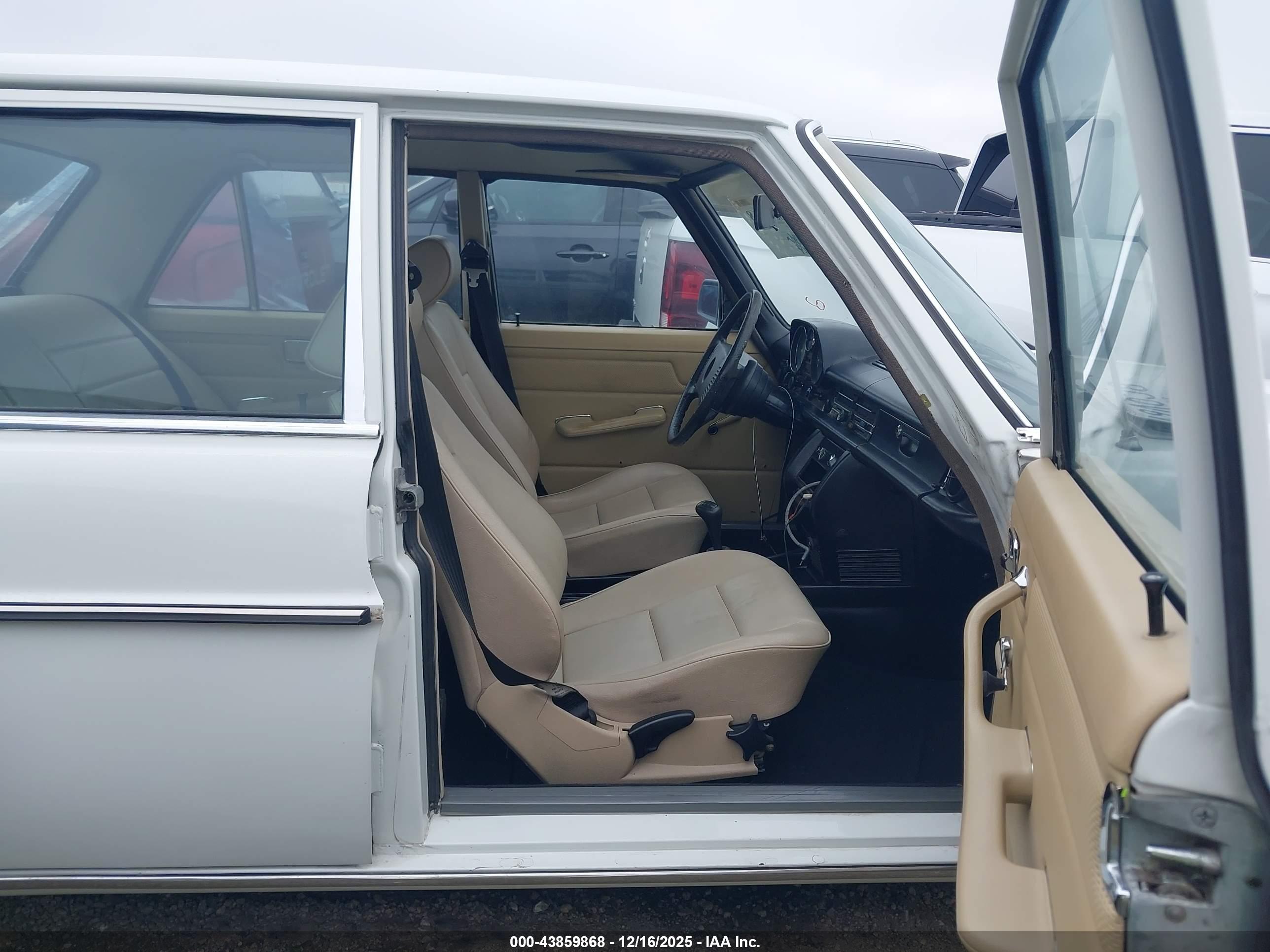MERCEDES 240D image 5