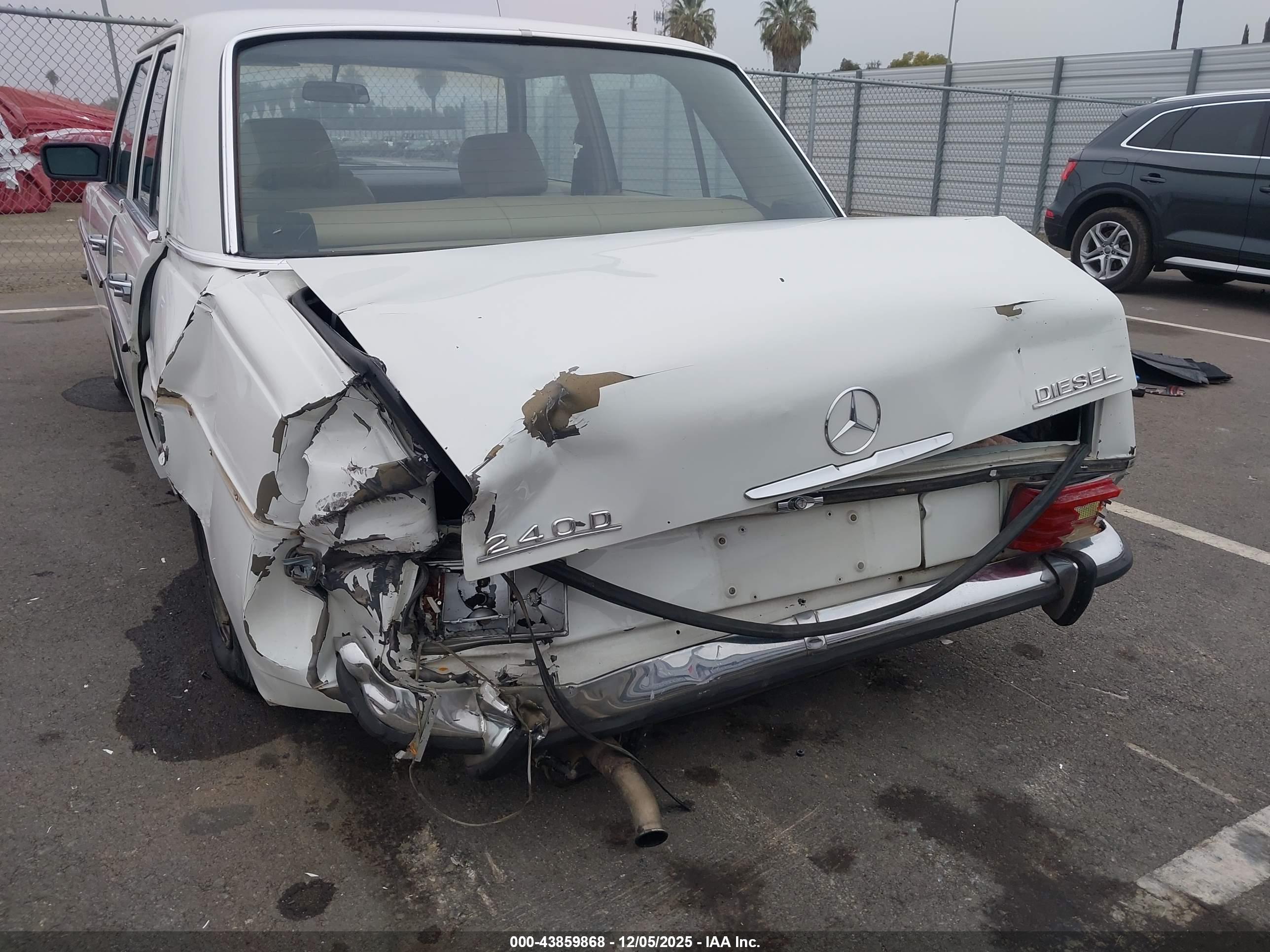 MERCEDES 240D image 6