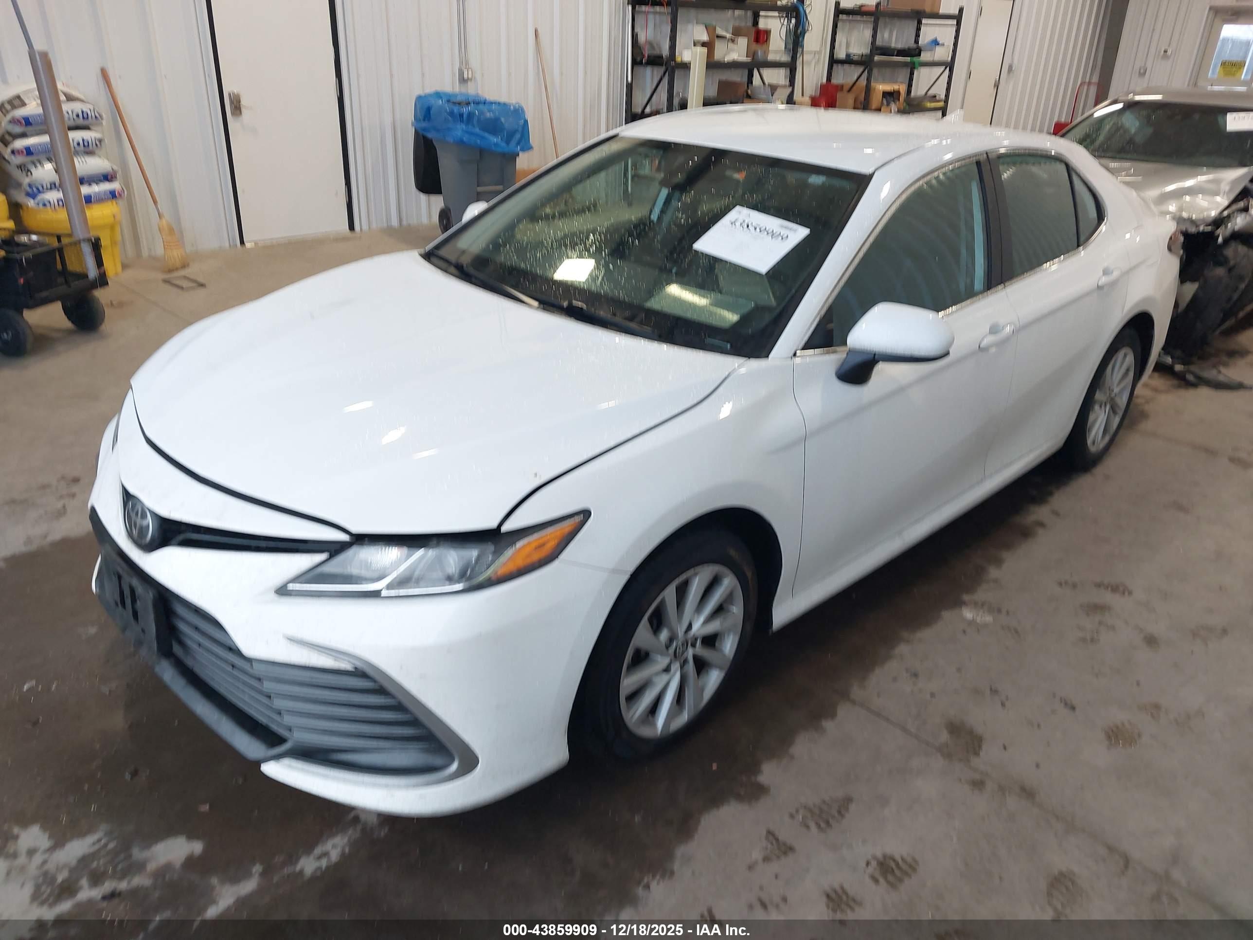 TOYOTA CAMRY image 2