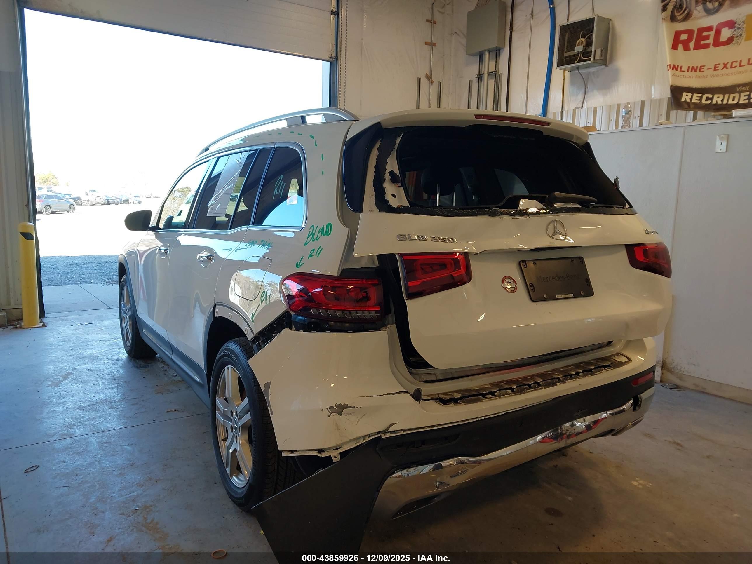 MERCEDES-BENZ GLB image 3