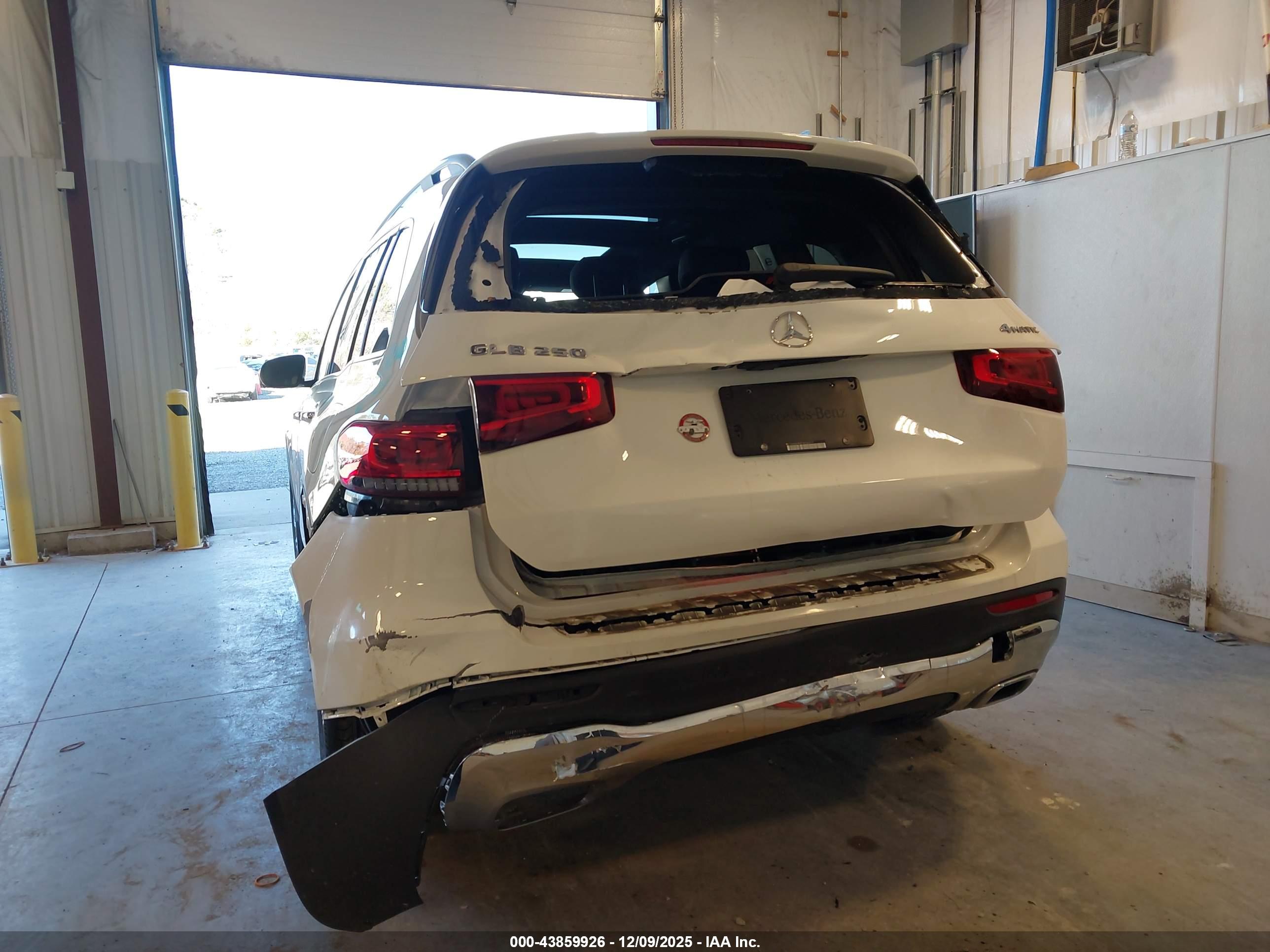 MERCEDES-BENZ GLB image 6