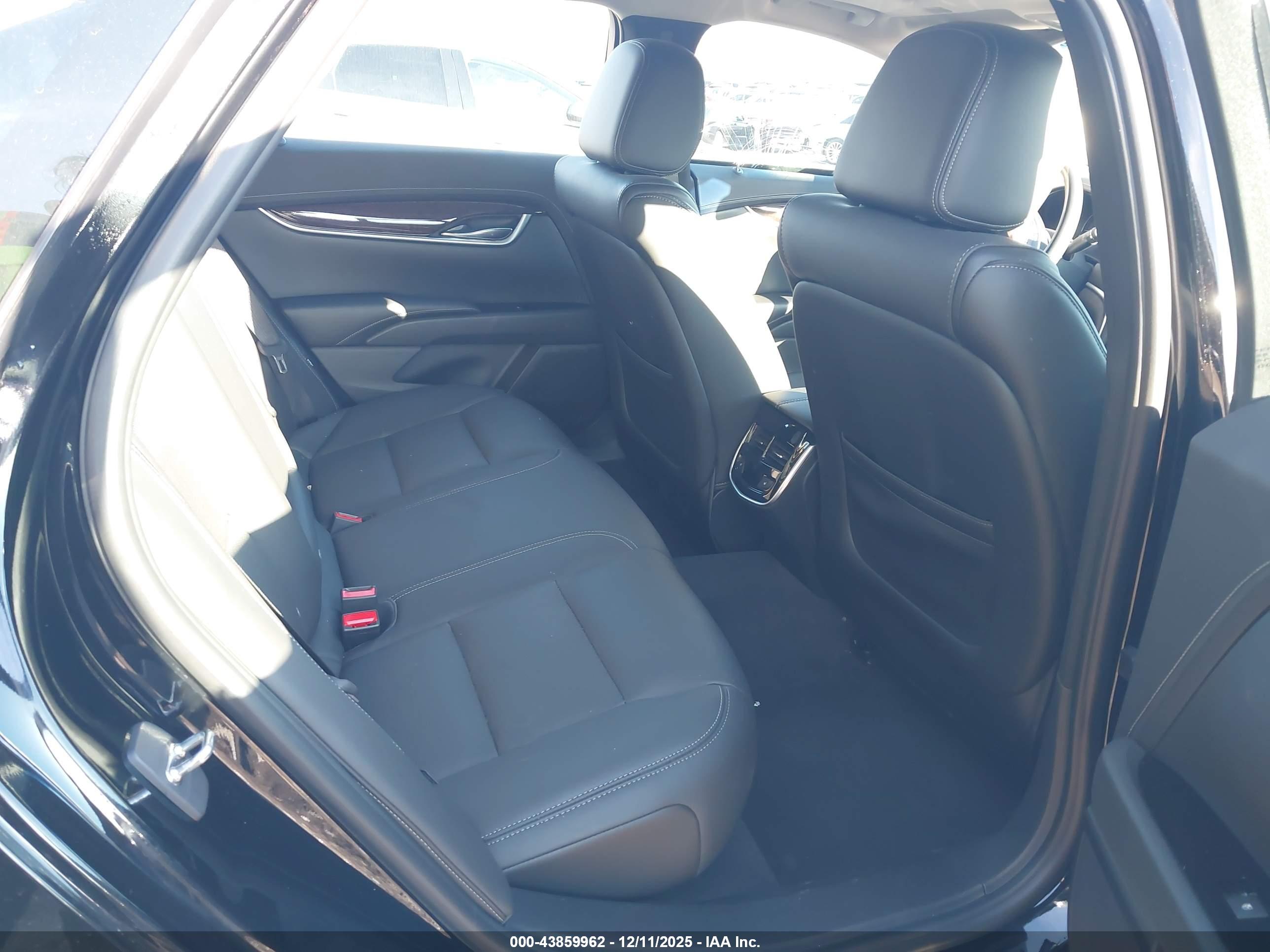 CADILLAC XTS image 8