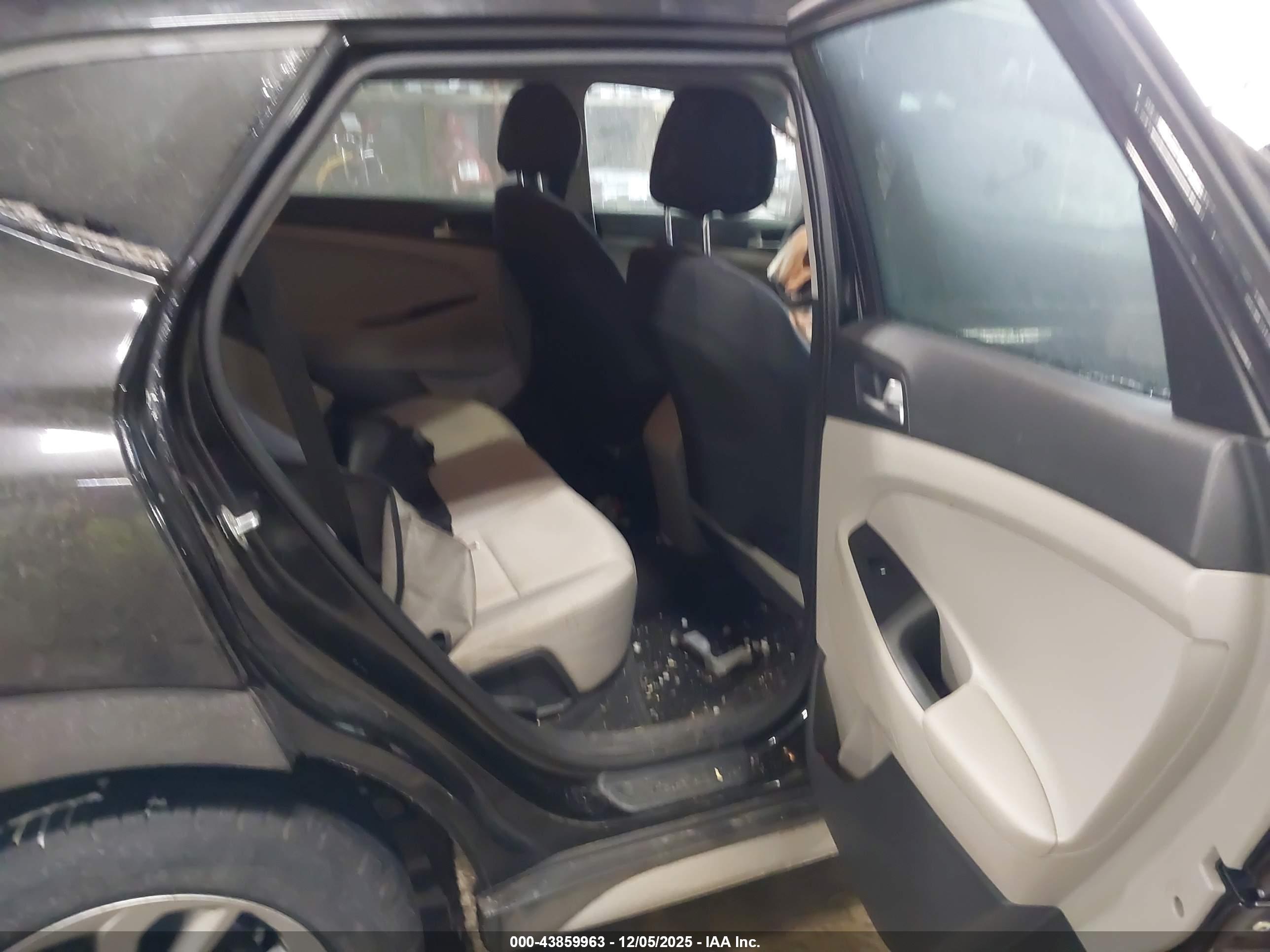 HYUNDAI TUCSON image 8