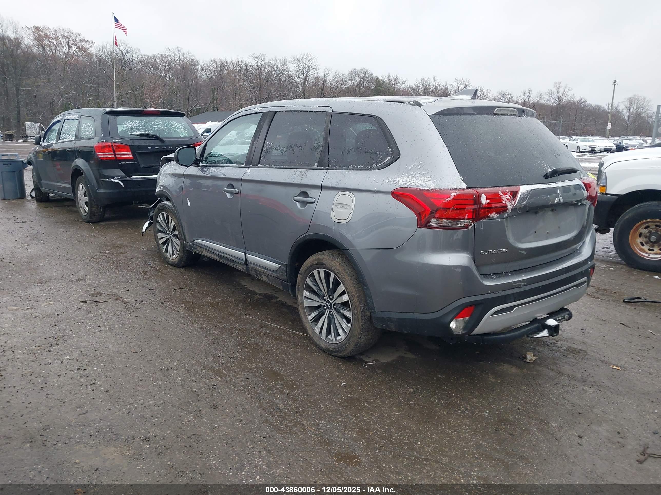 MITSUBISHI OUTLANDER image 3