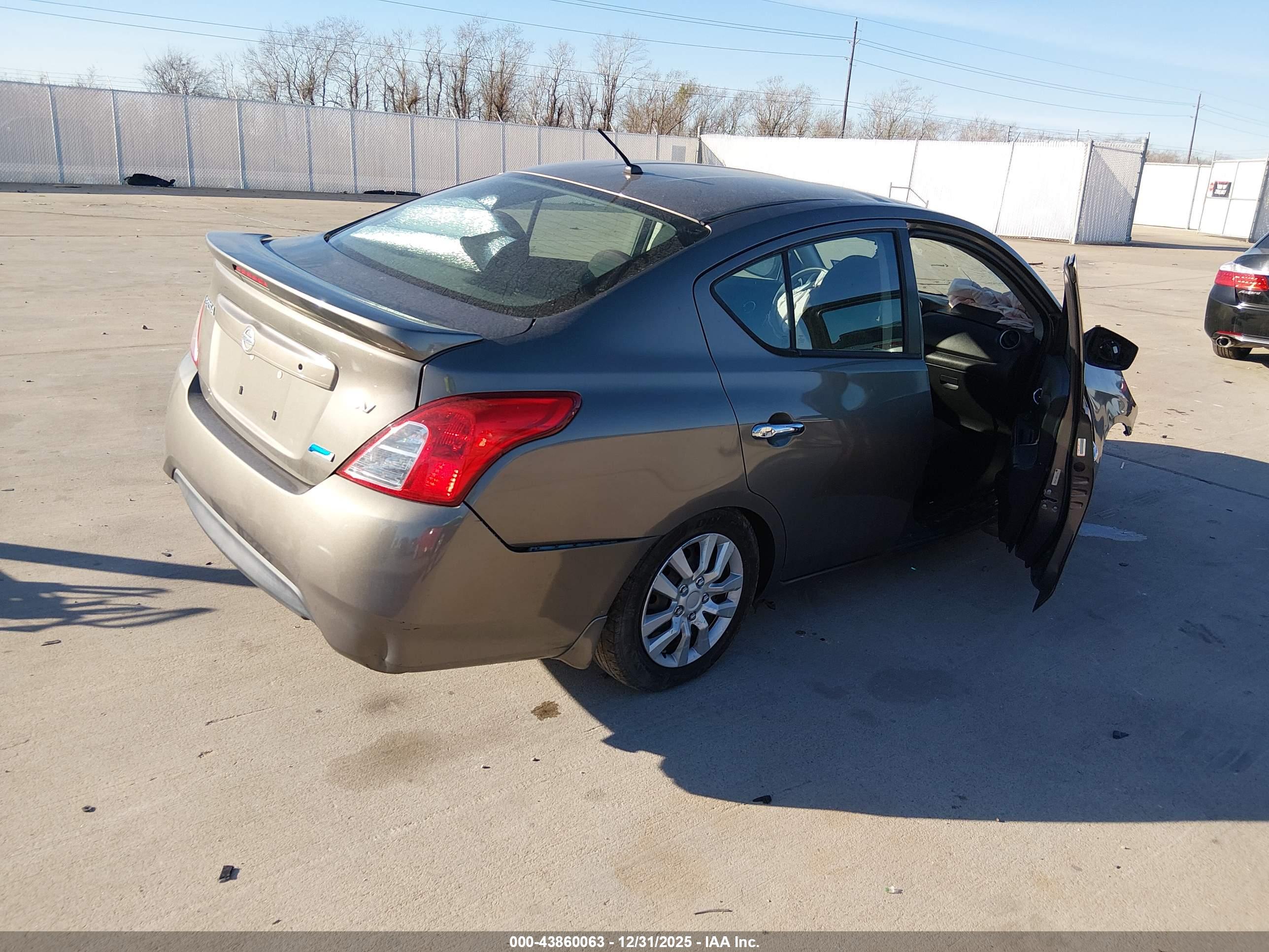 NISSAN VERSA image 4