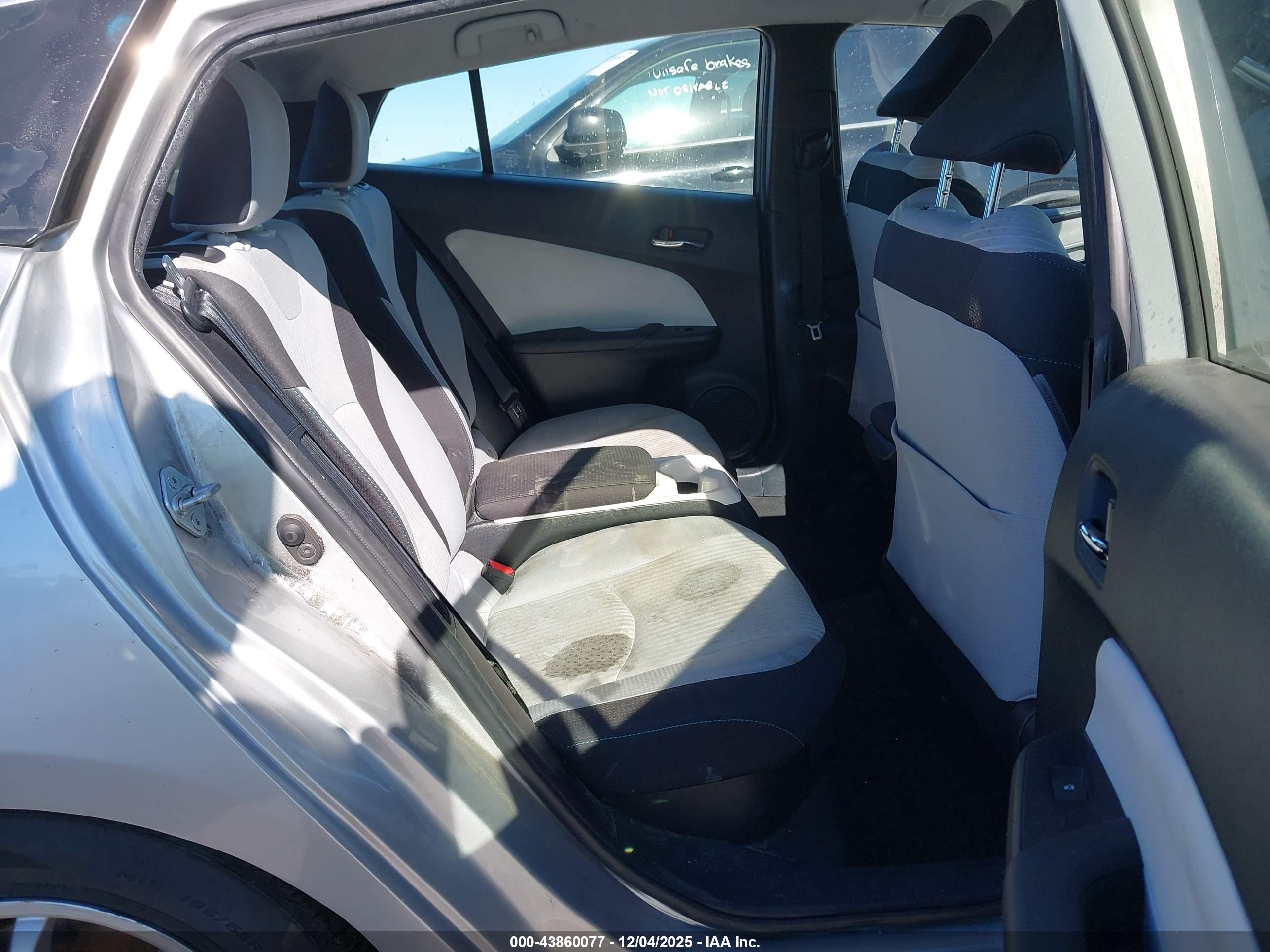 TOYOTA PRIUS image 8