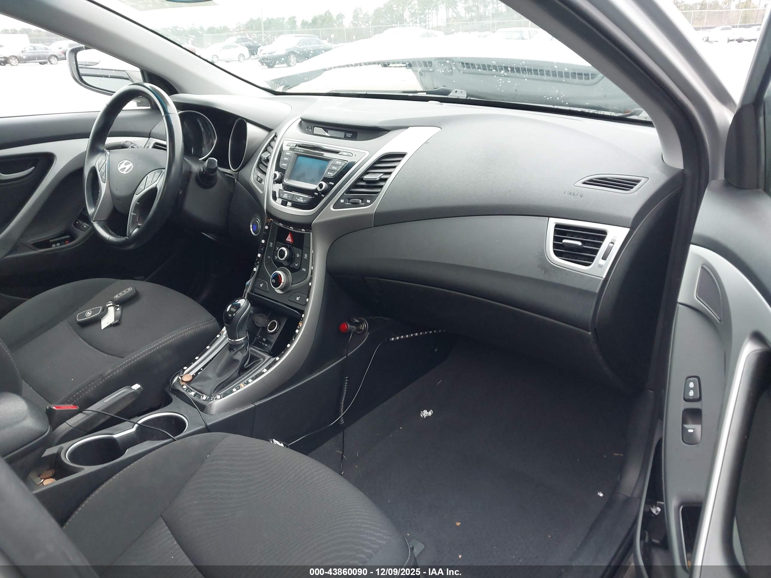 HYUNDAI ELANTRA image 5