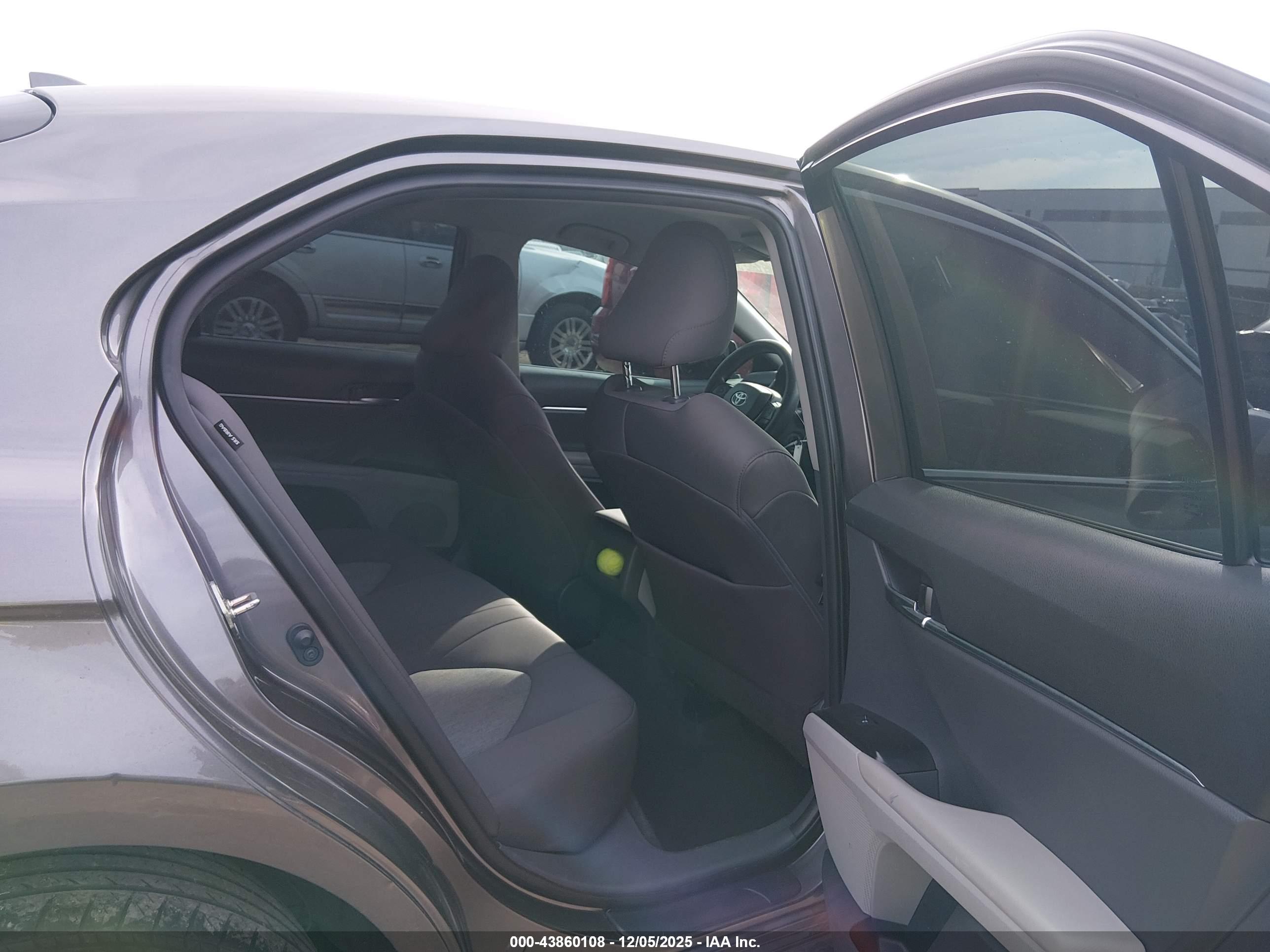 TOYOTA CAMRY image 8
