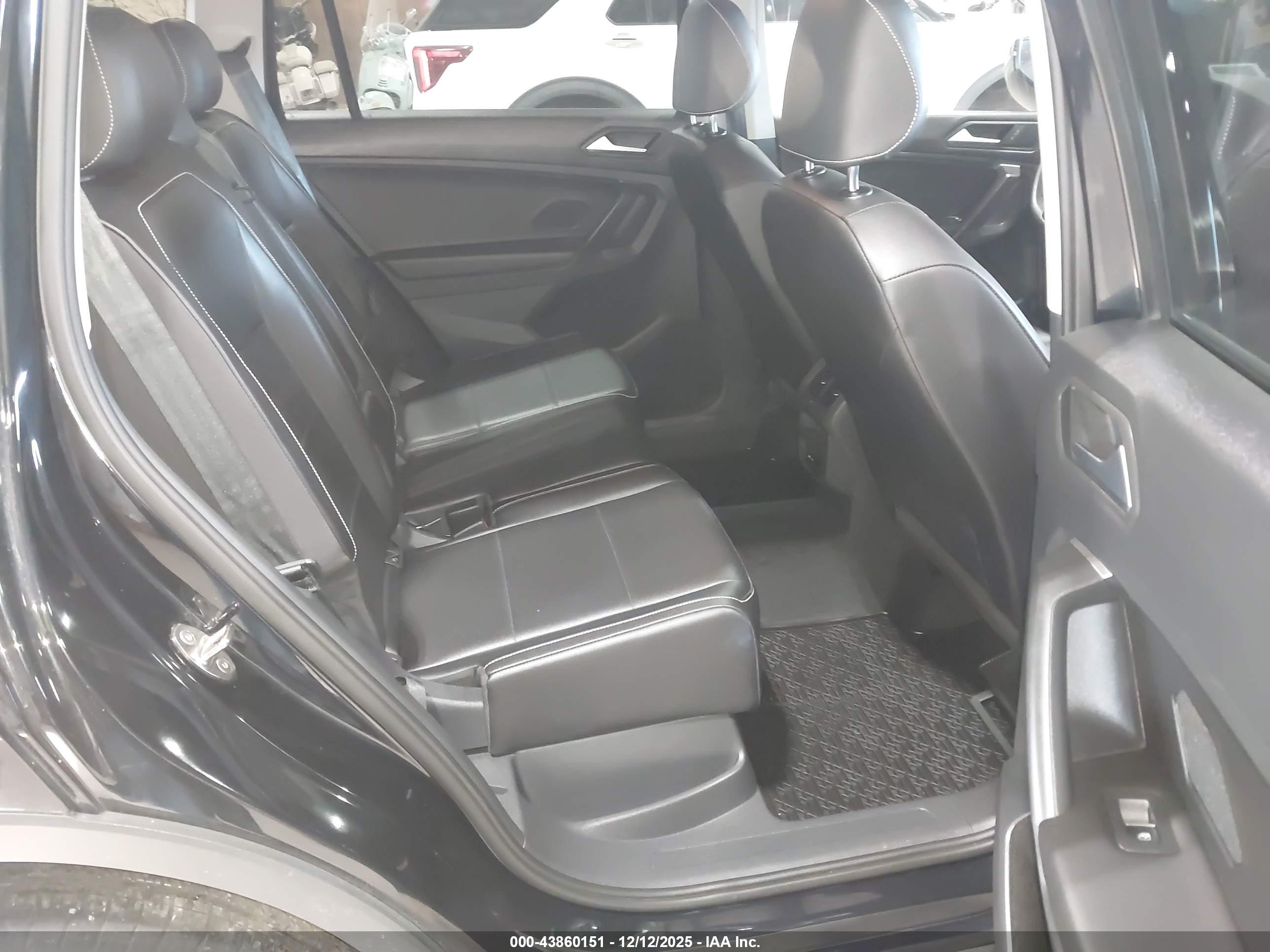 VOLKSWAGEN TIGUAN image 8