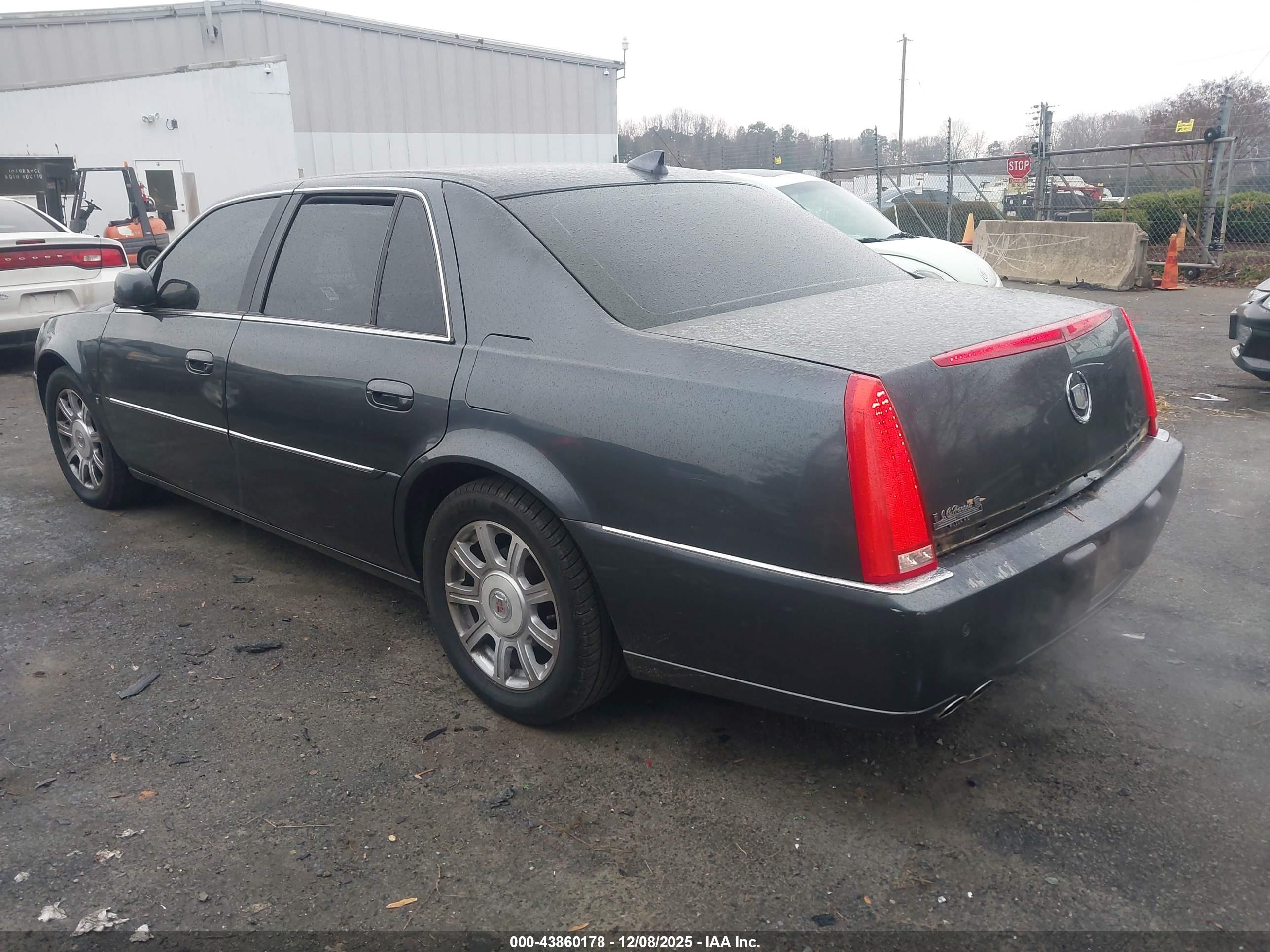 CADILLAC DTS image 3