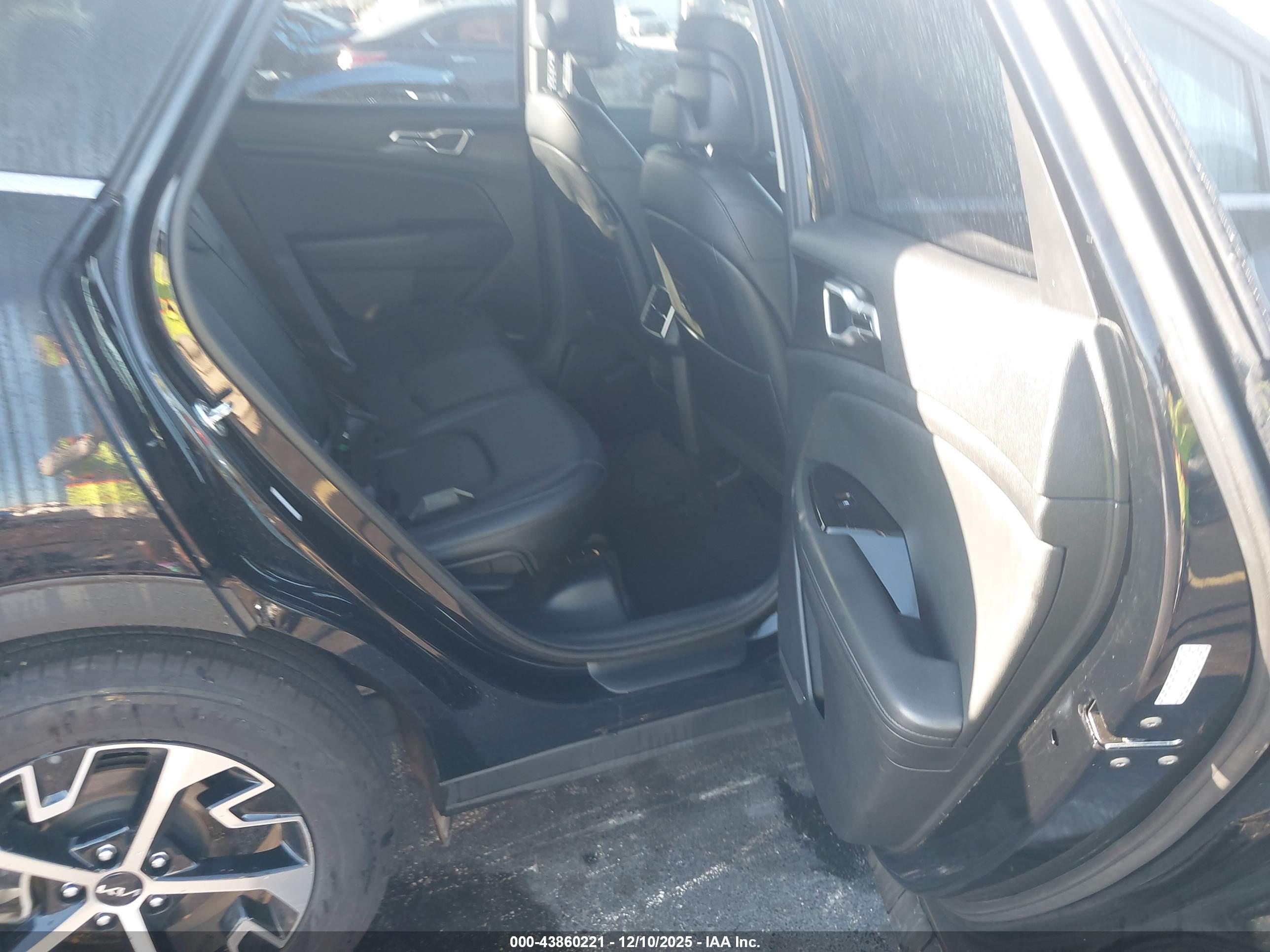 KIA SPORTAGE image 8