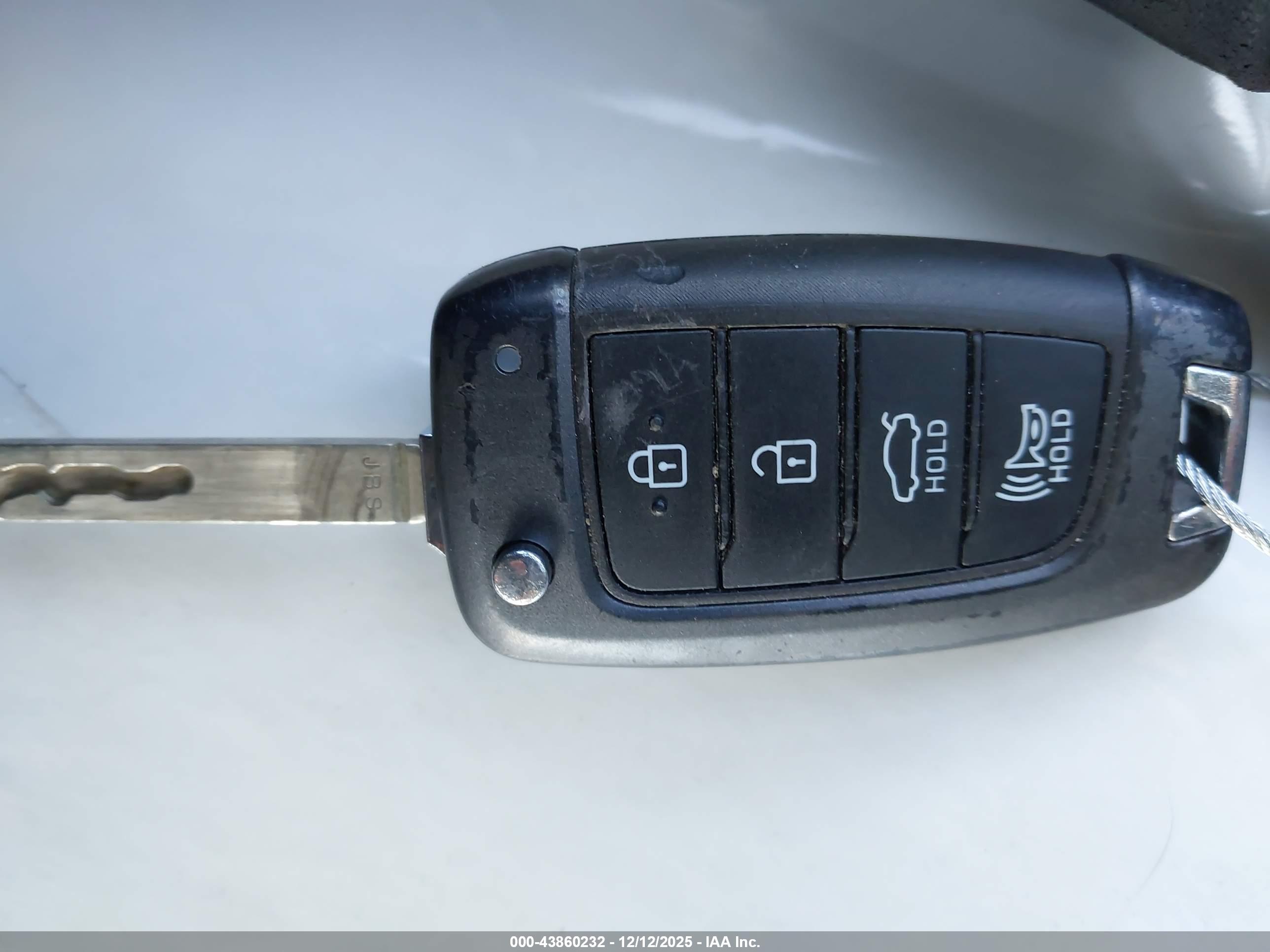 HYUNDAI ELANTRA image 11