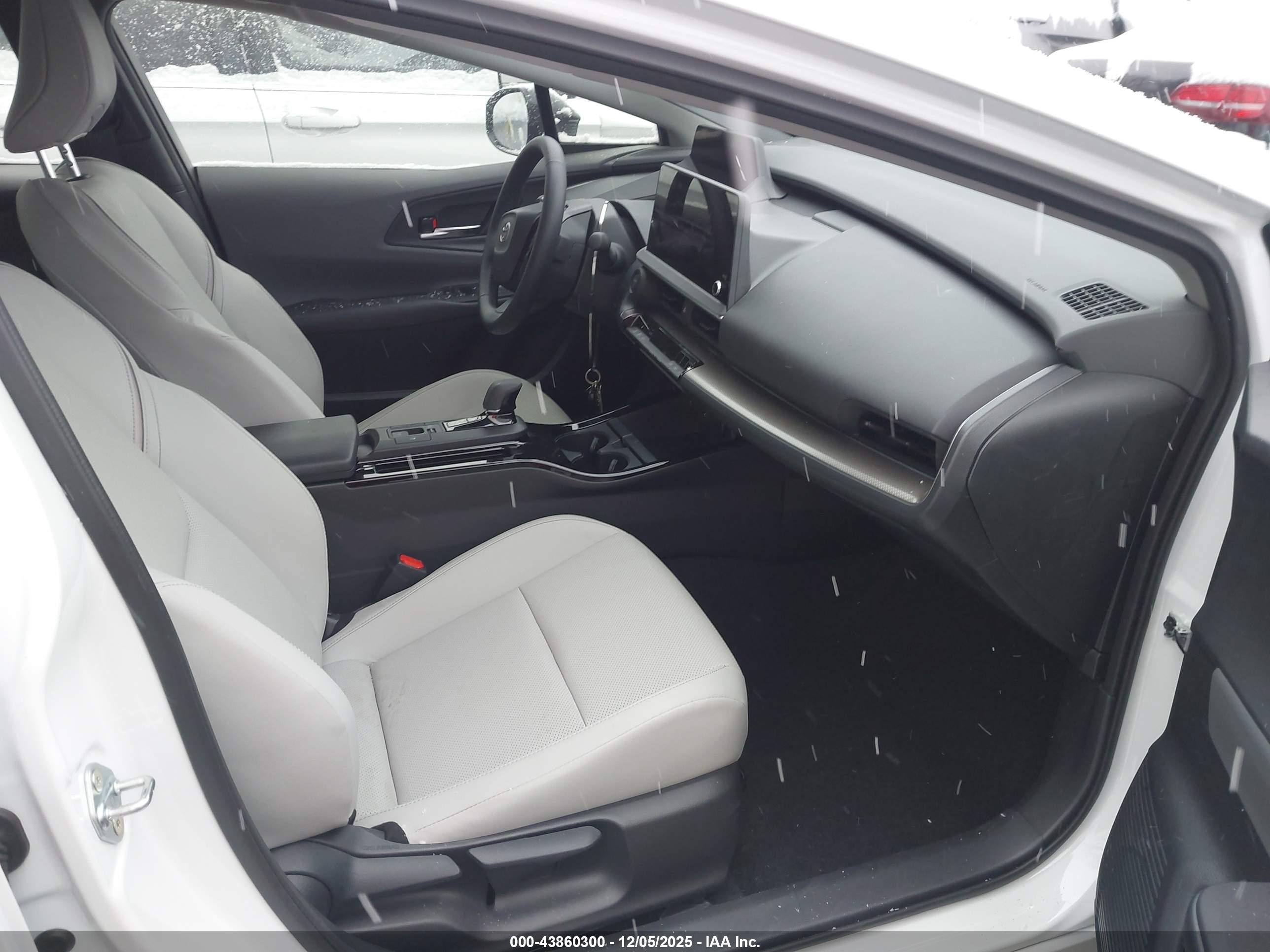 TOYOTA PRIUS image 5