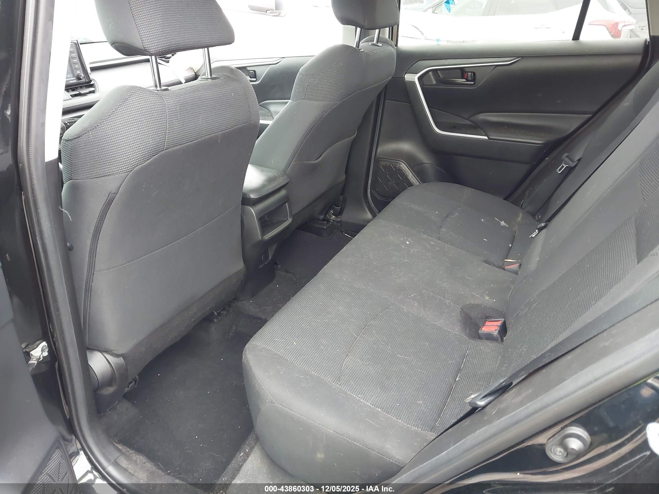 TOYOTA RAV4 image 8