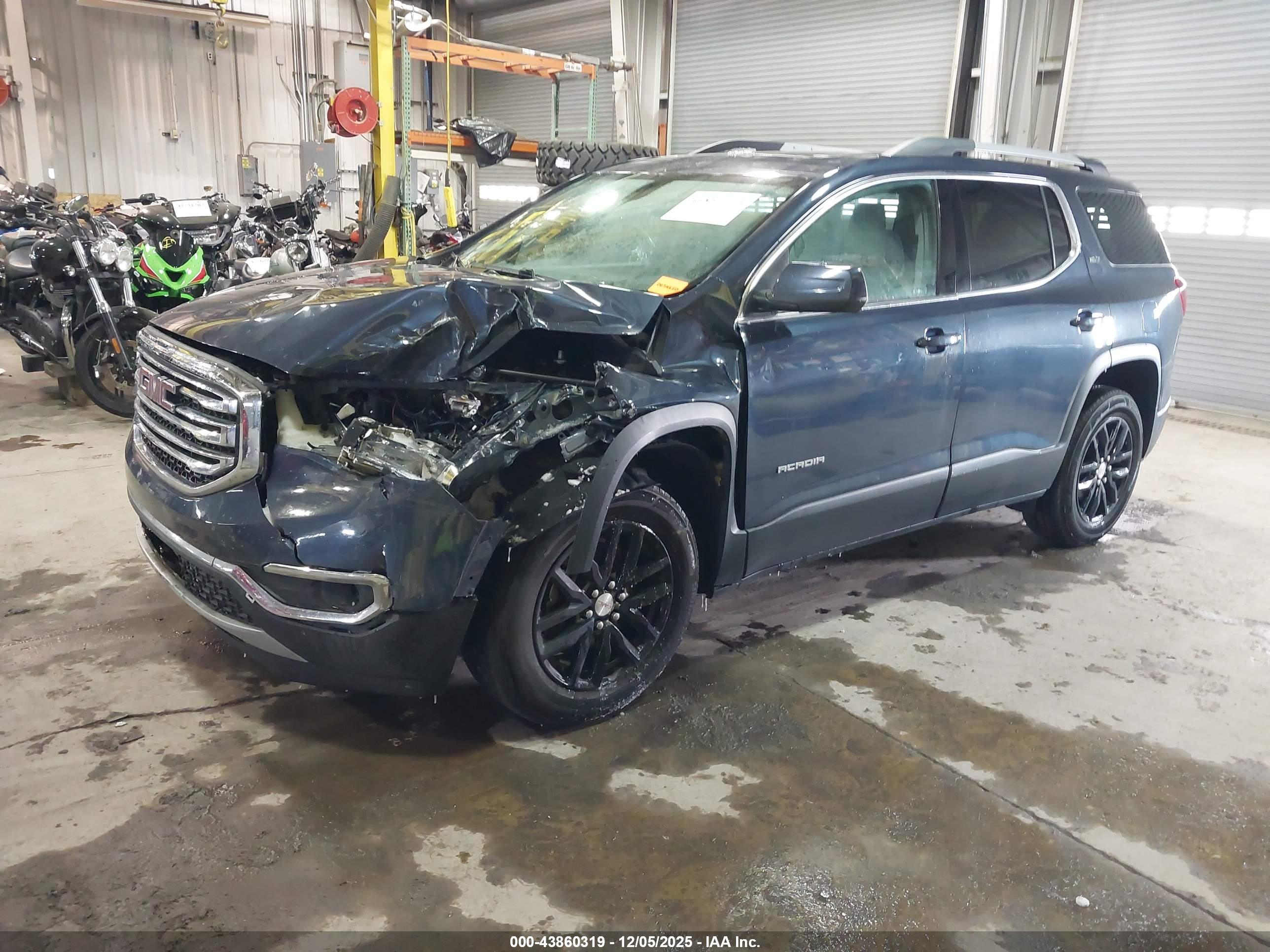 GMC ACADIA image 2