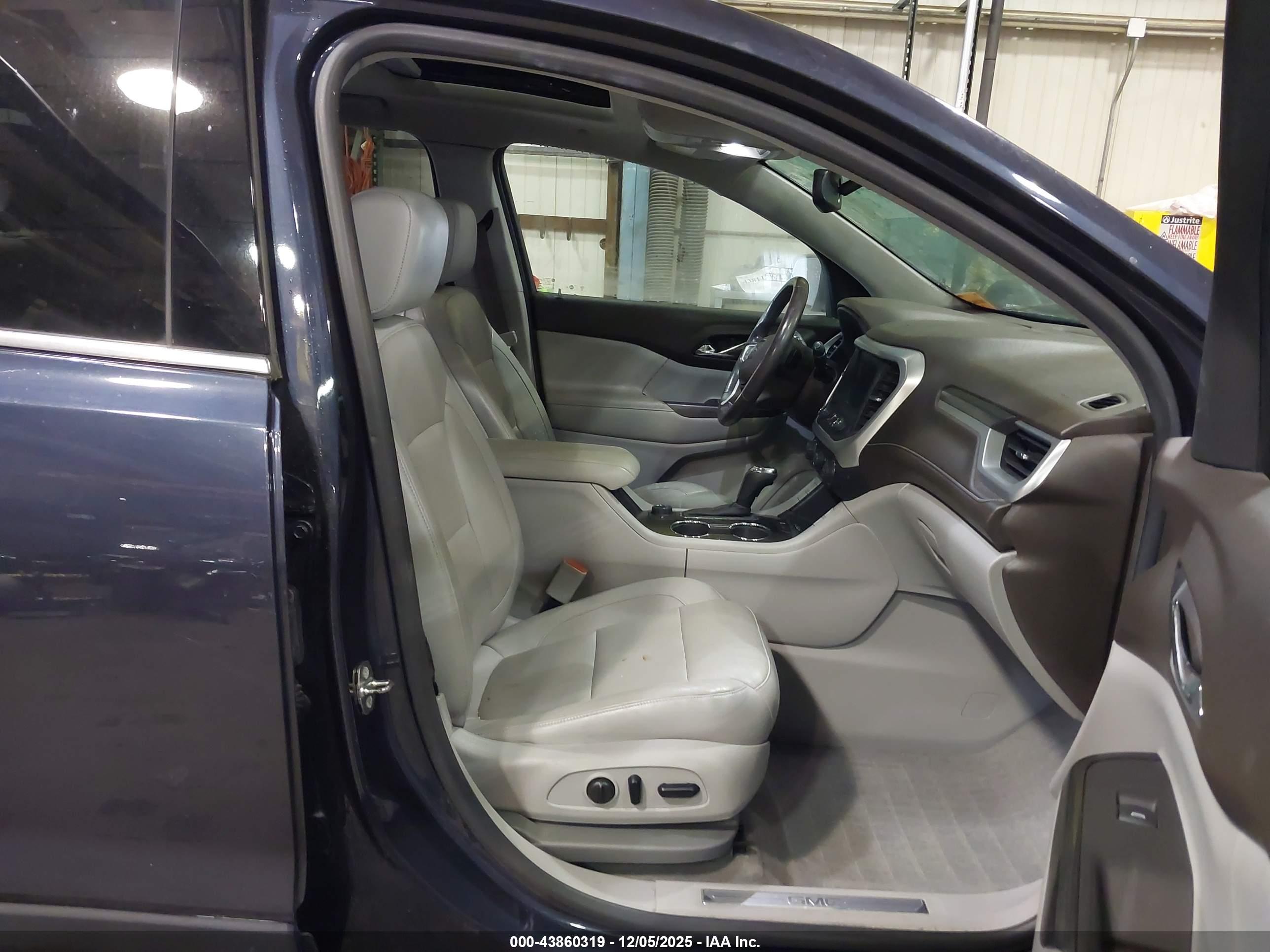 GMC ACADIA image 5