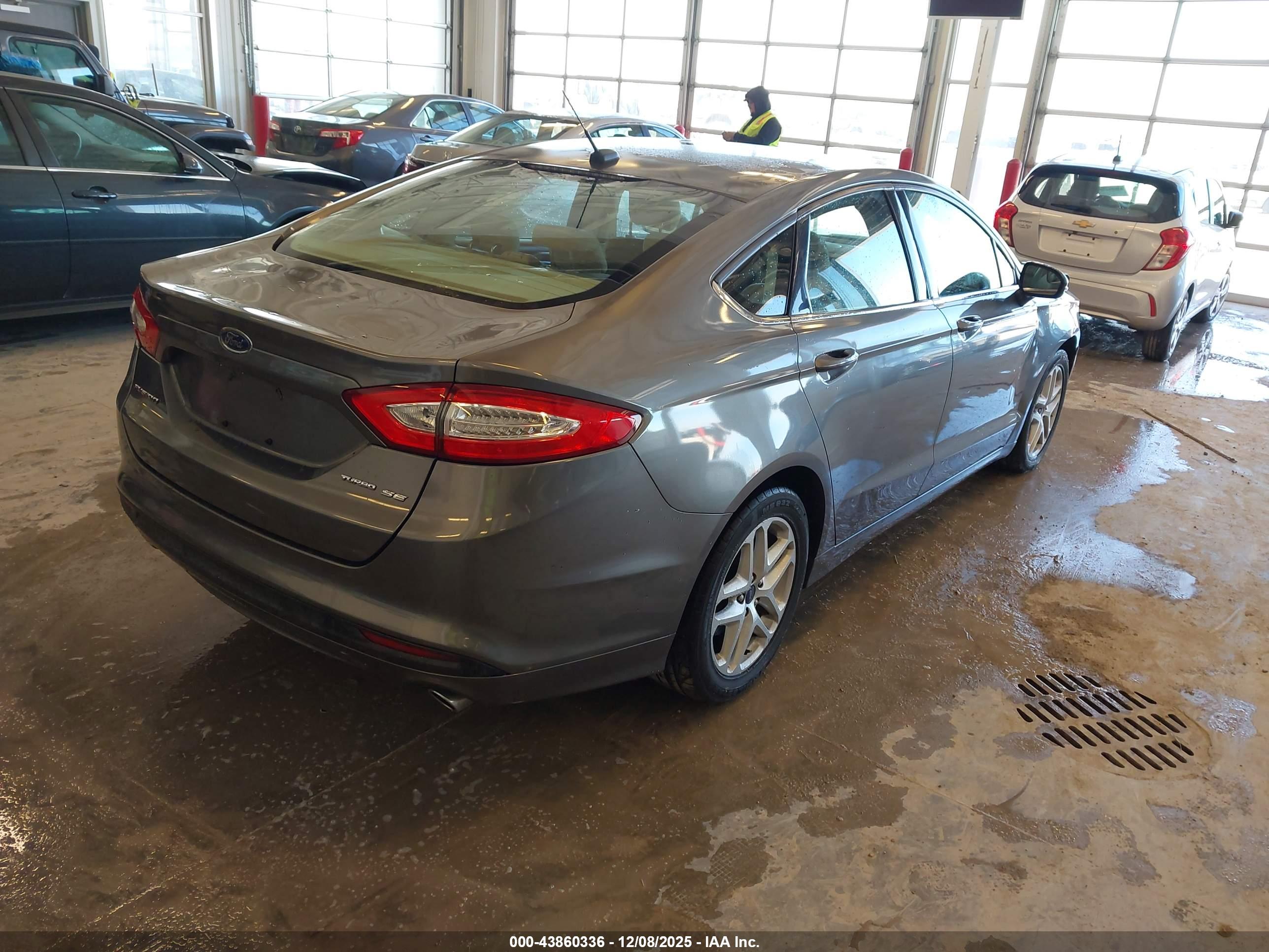 FORD FUSION image 4