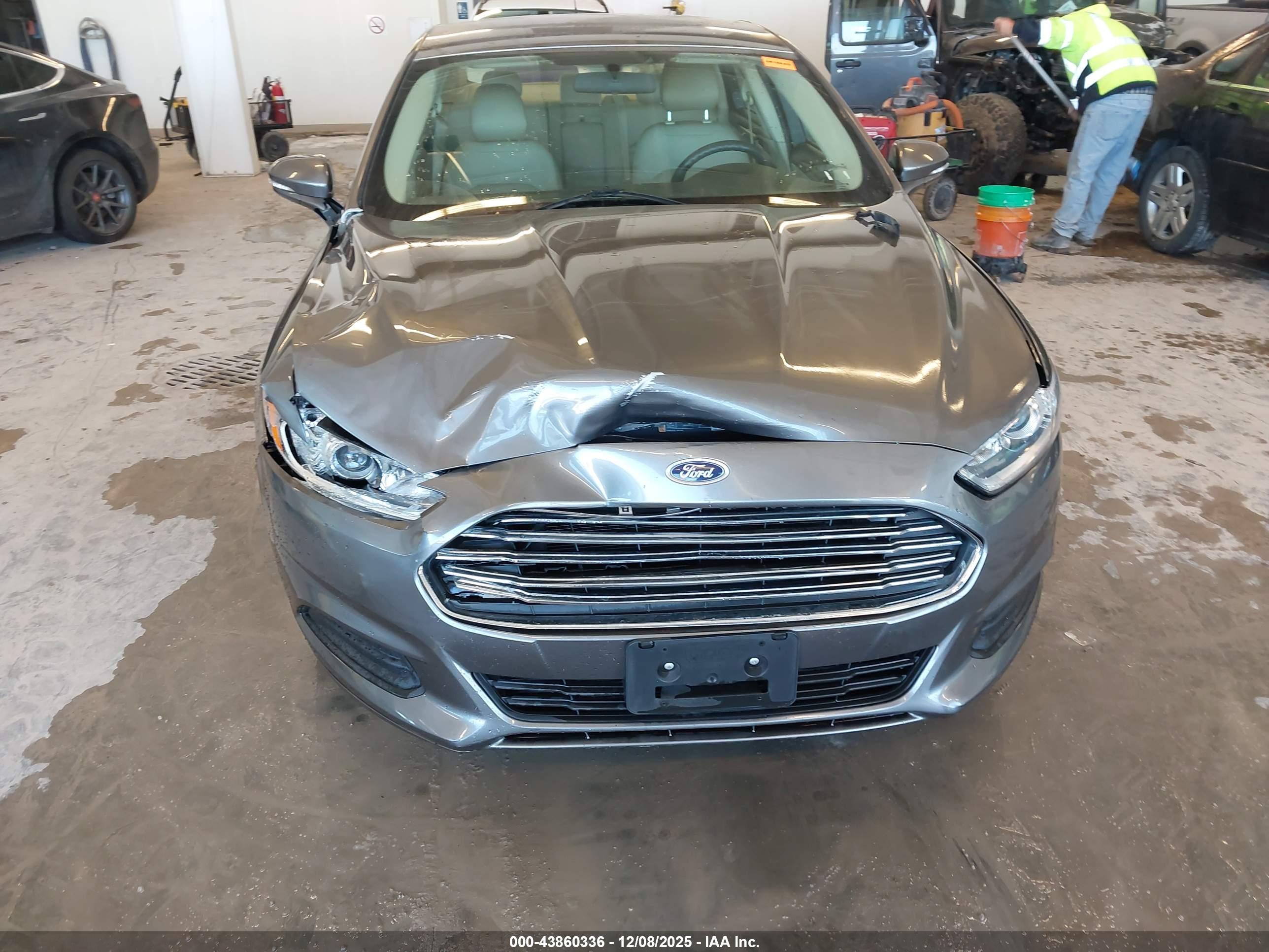 FORD FUSION image 6