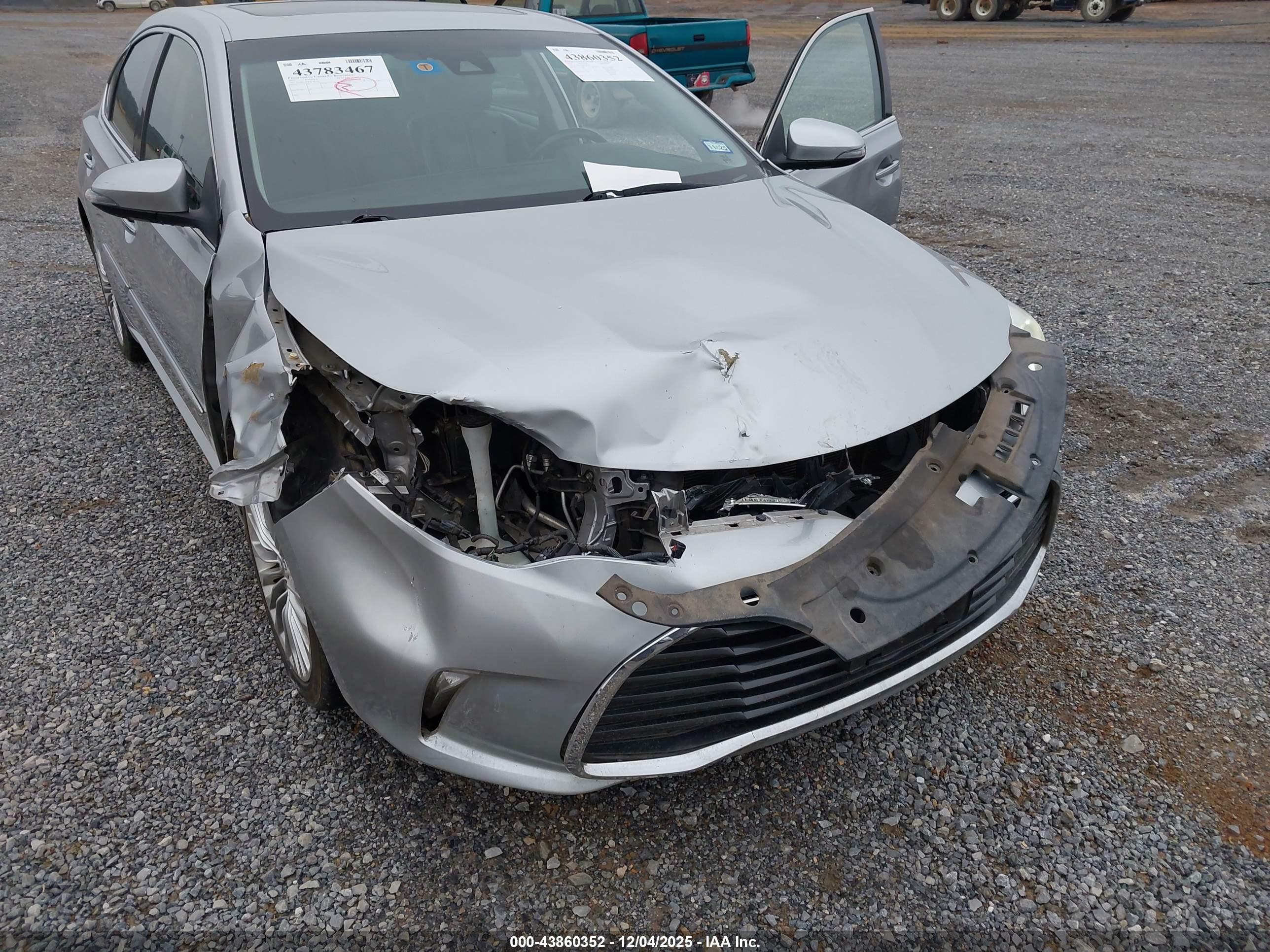TOYOTA AVALON image 6
