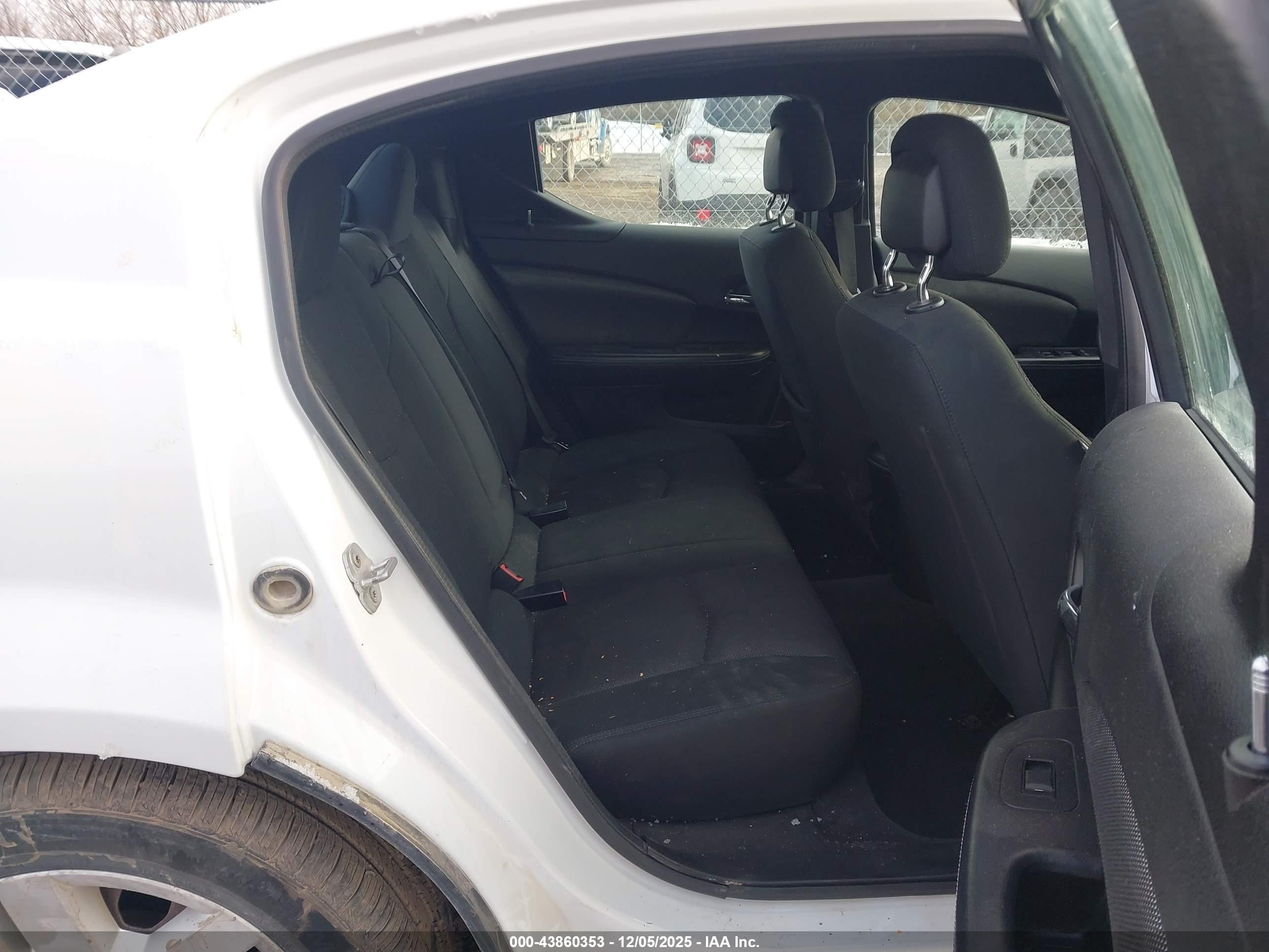 DODGE AVENGER image 8
