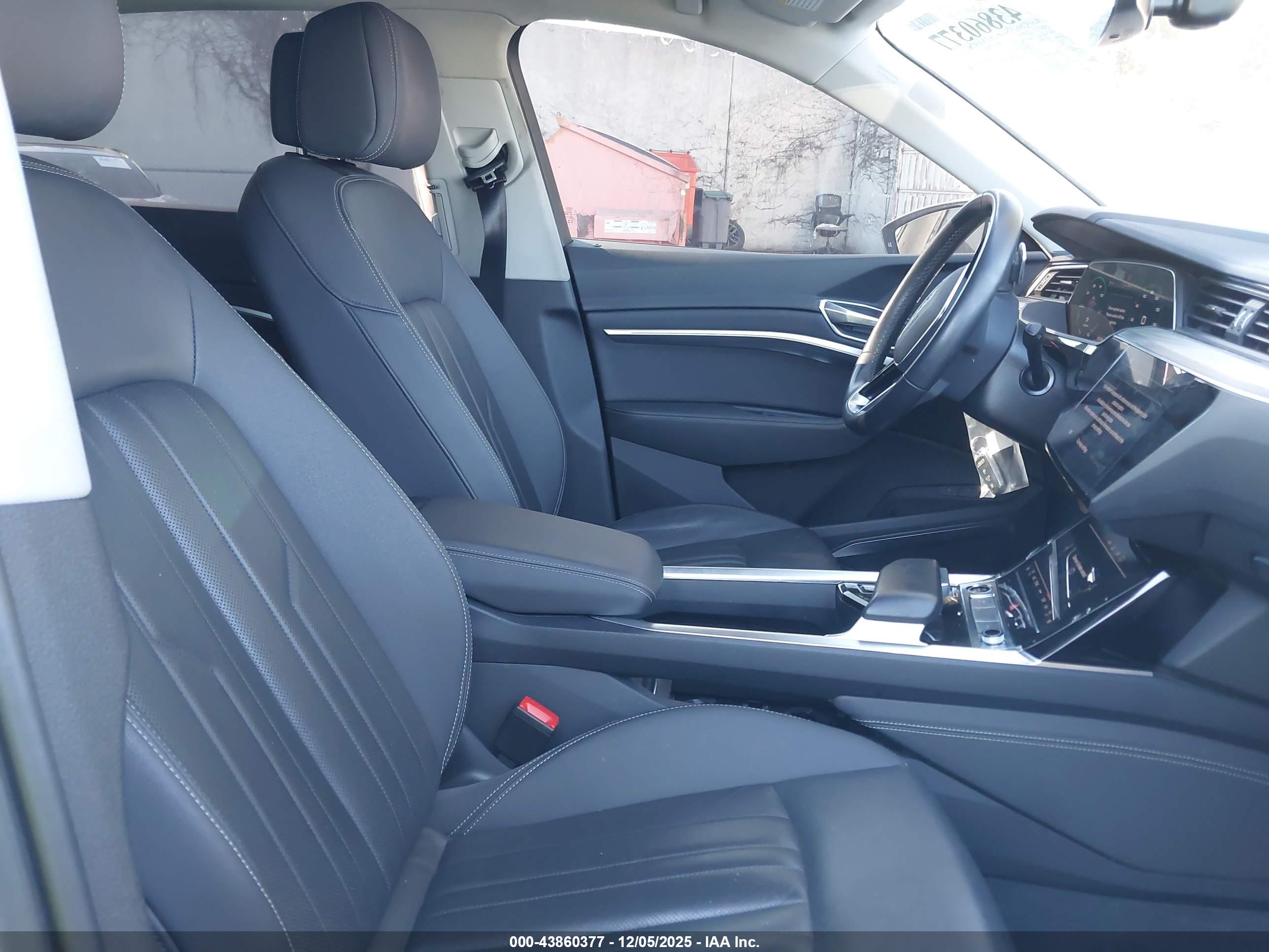 AUDI Q8 image 5