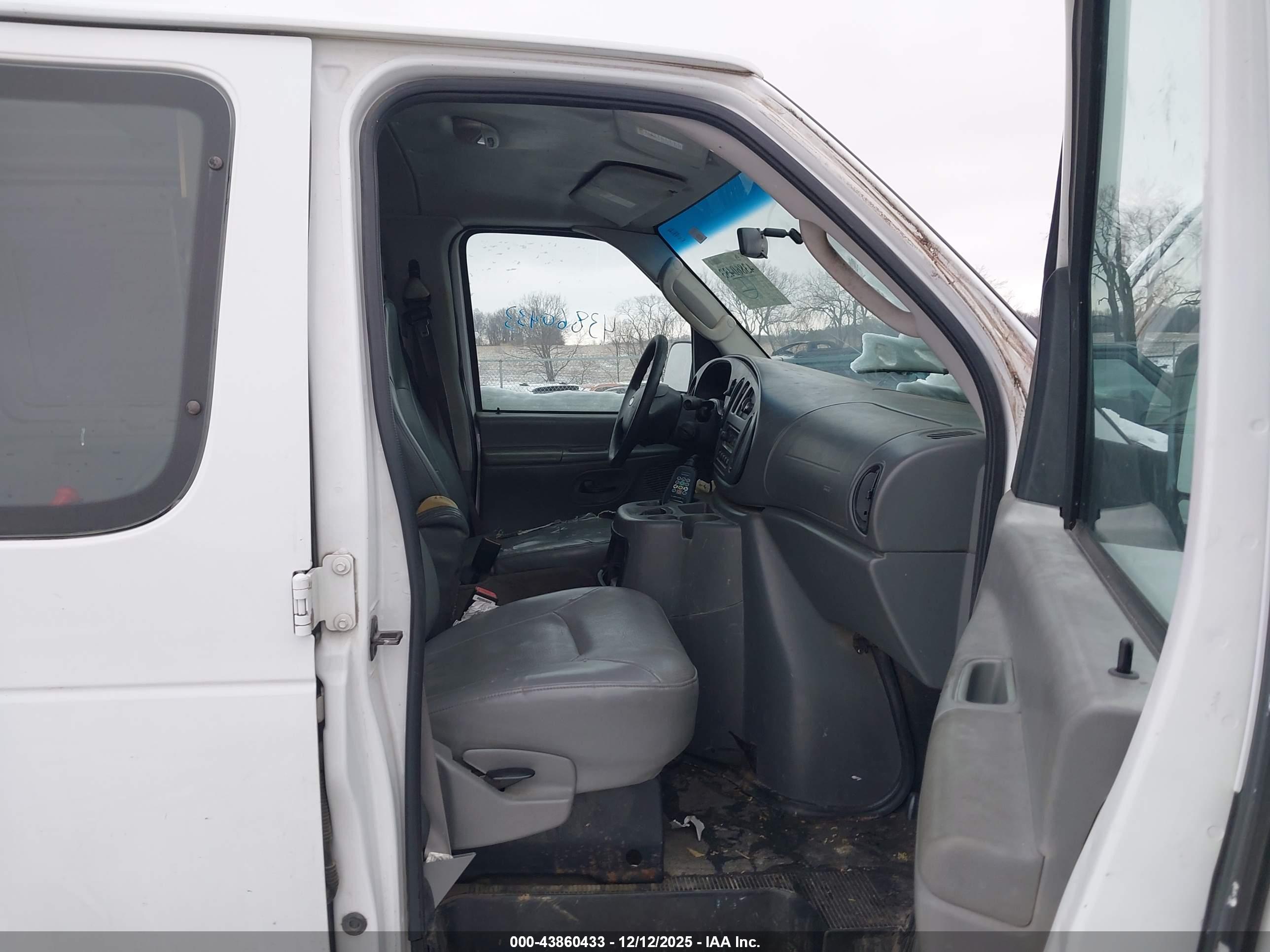 FORD E-250 image 5